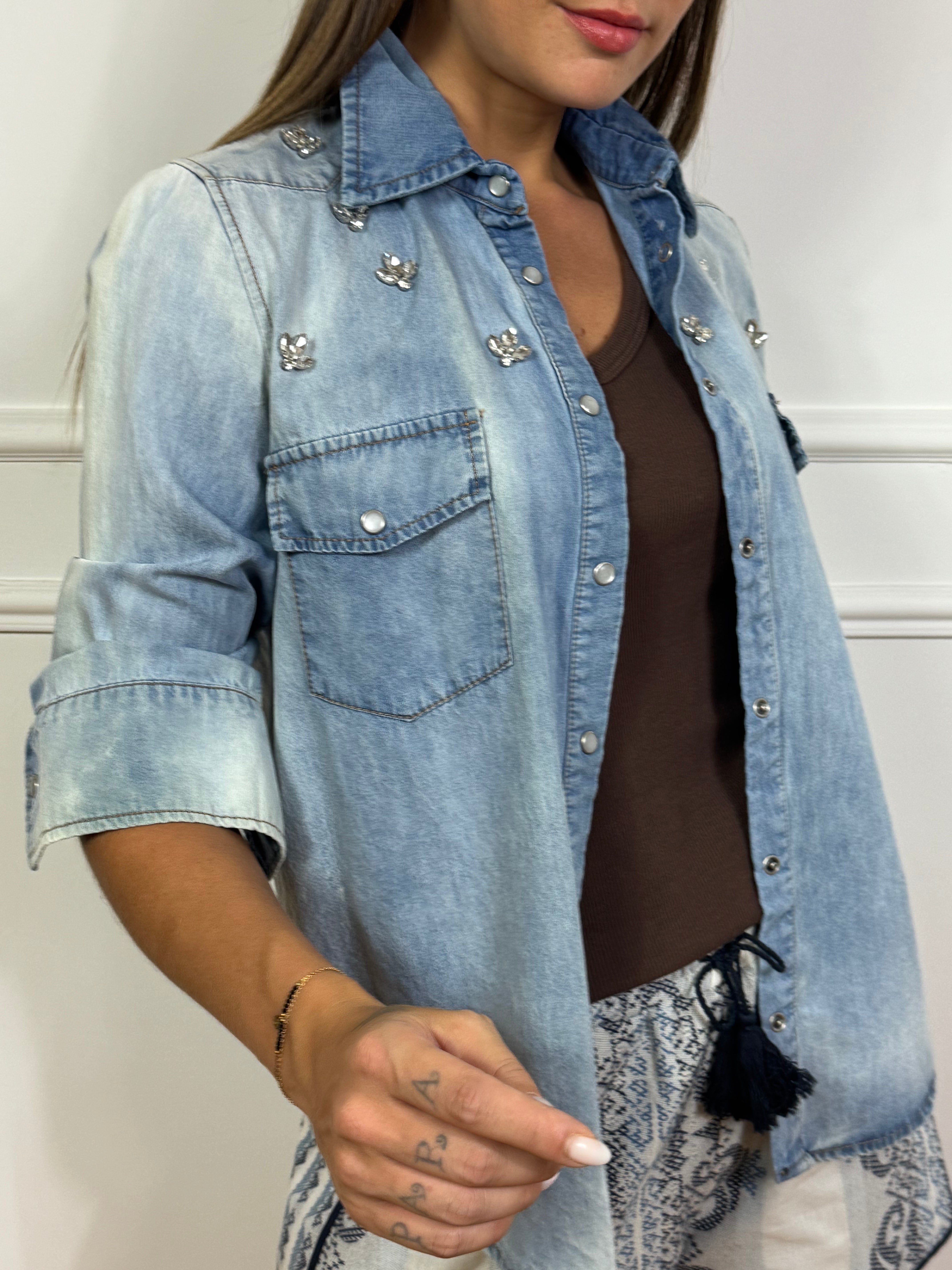Camicia in jeans leggero Tensione In con applicazioni gioiello DENIM CHIARO DELAVE'
