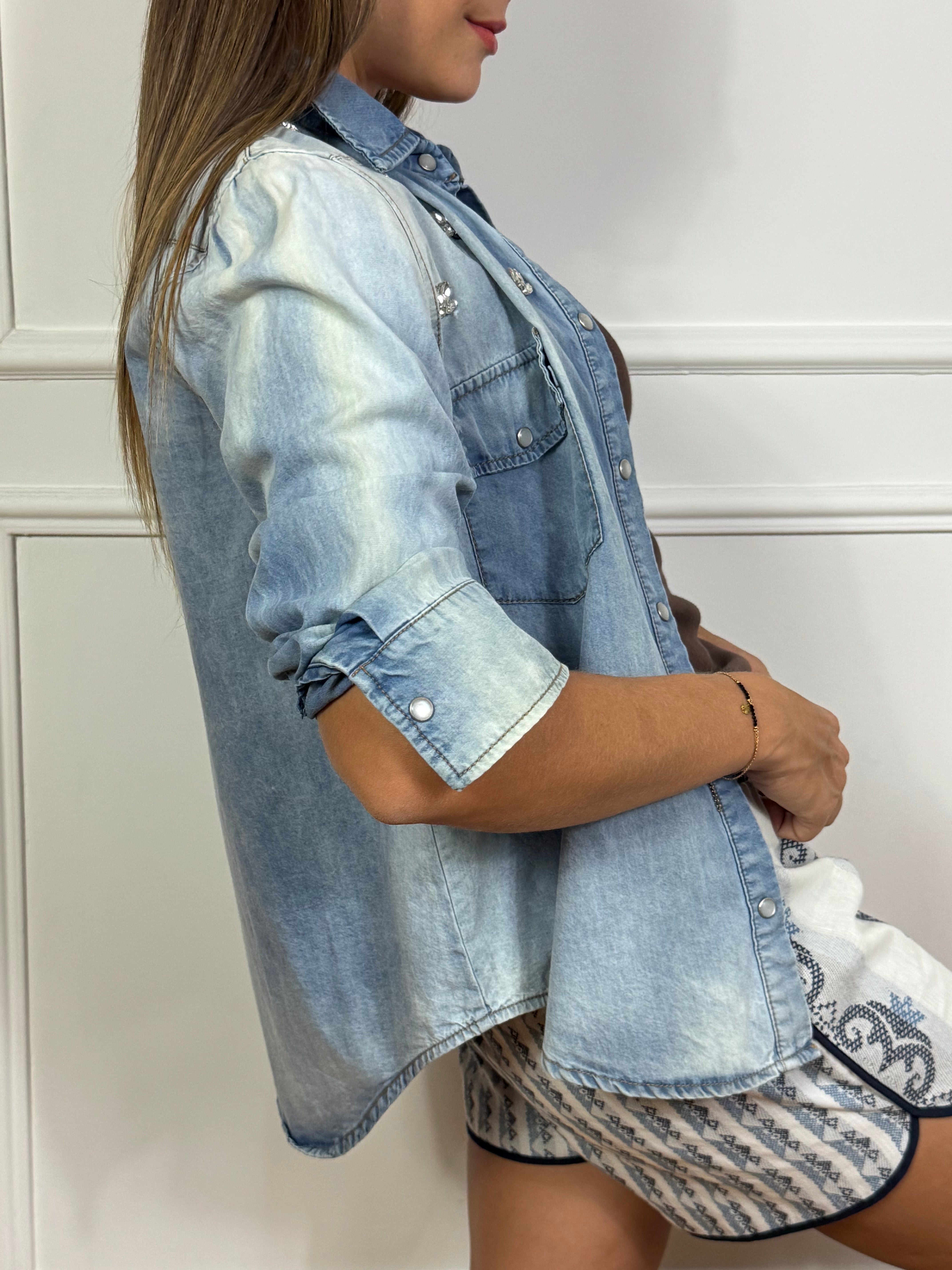 Camicia in jeans leggero Tensione In con applicazioni gioiello DENIM CHIARO DELAVE'