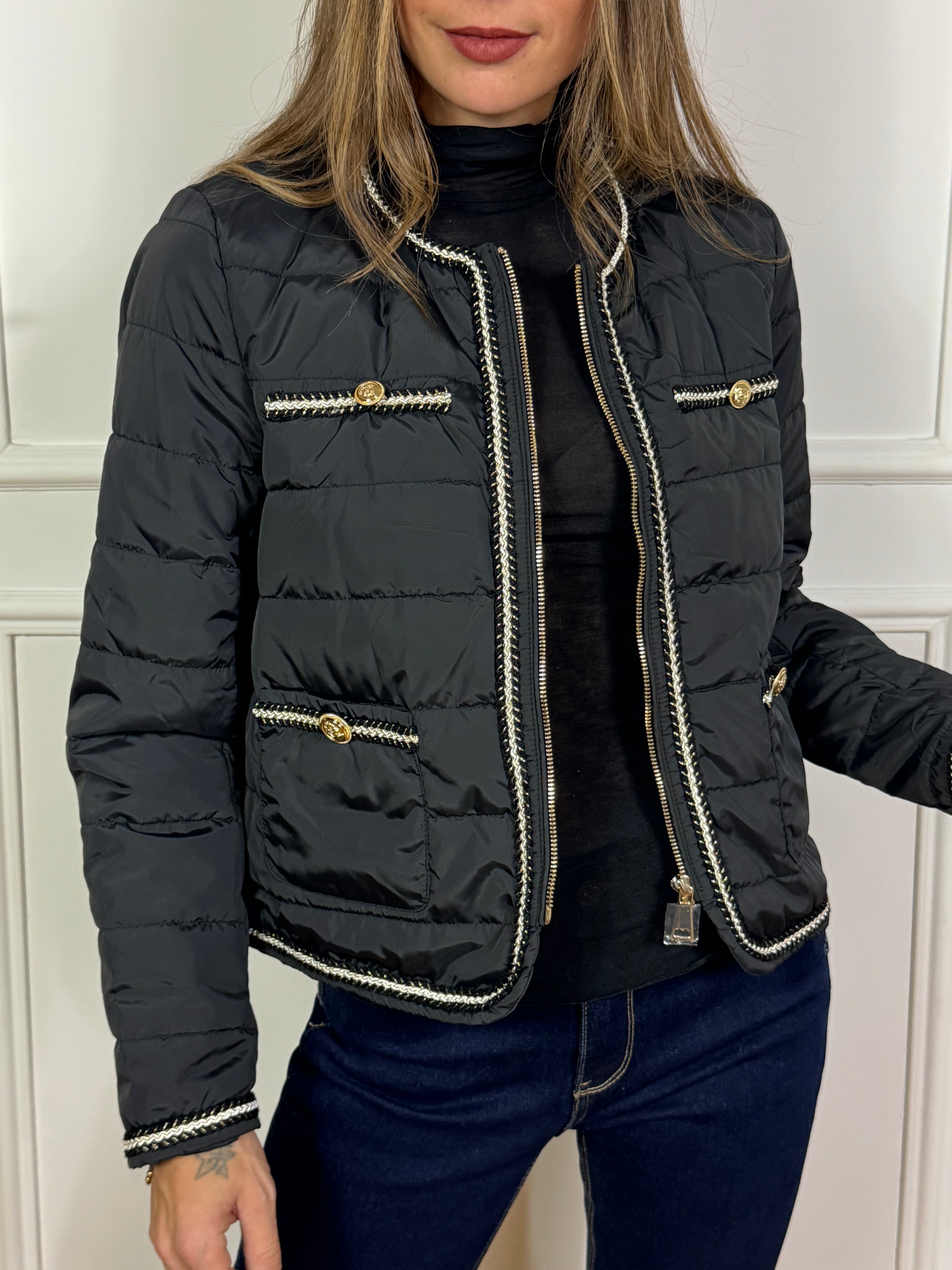 Giacca Victoria ILMH con bordi ricamati e bottoni oro