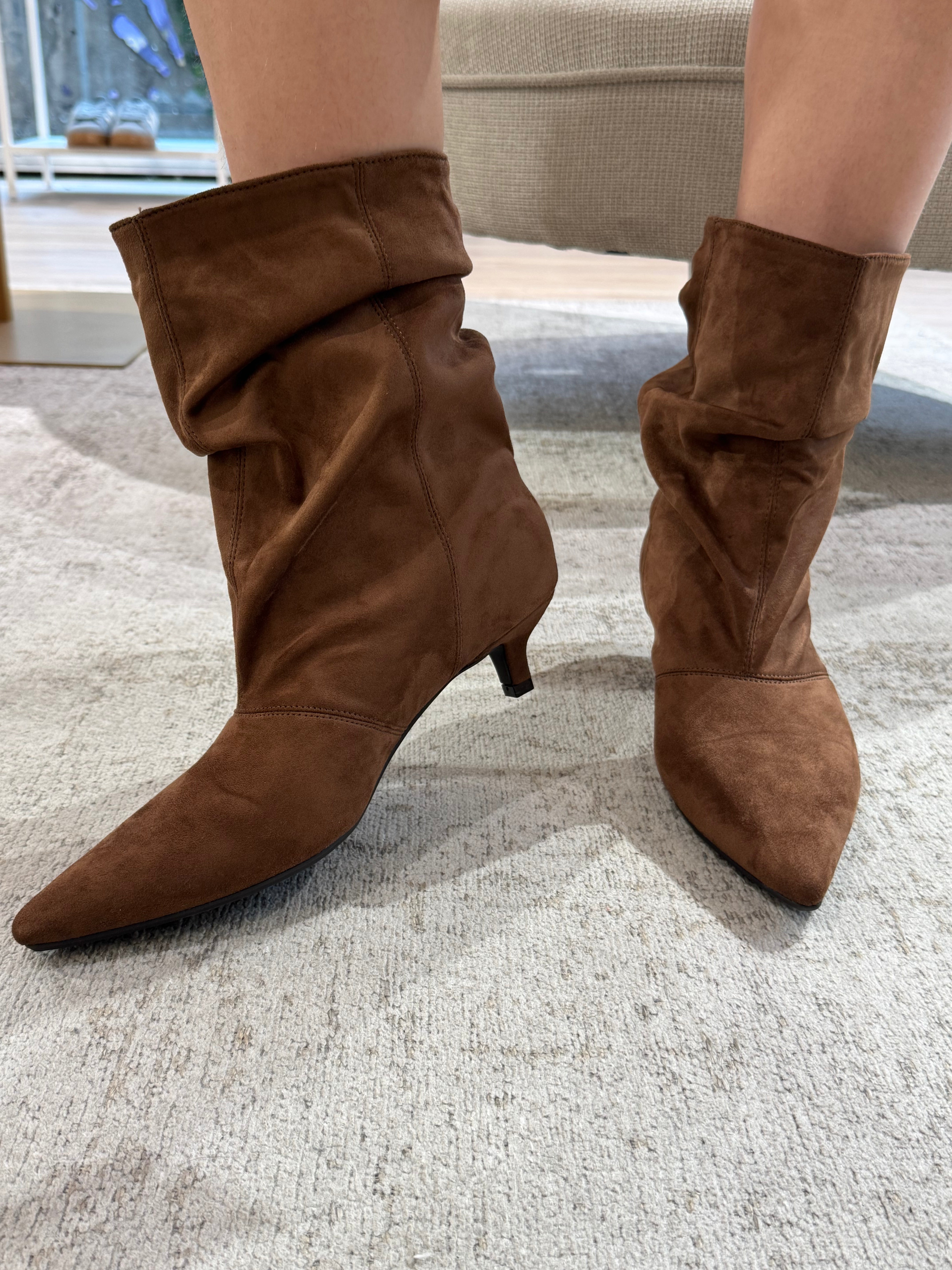 Stivaletto BASSO scamosciato pointy-toe gambale morbido