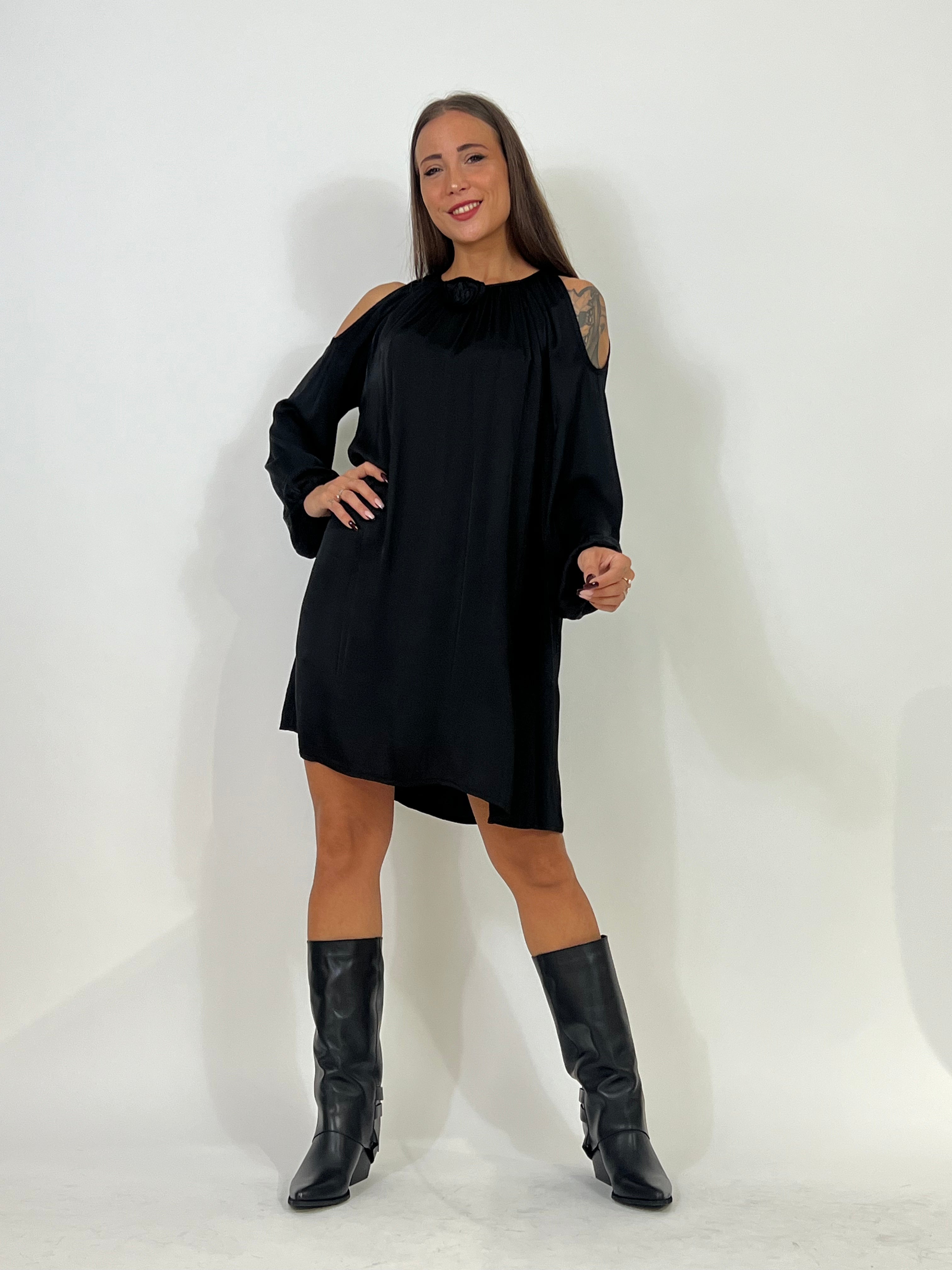 Abito in raso Susy Mix cut-out spalle con rosellina davanti