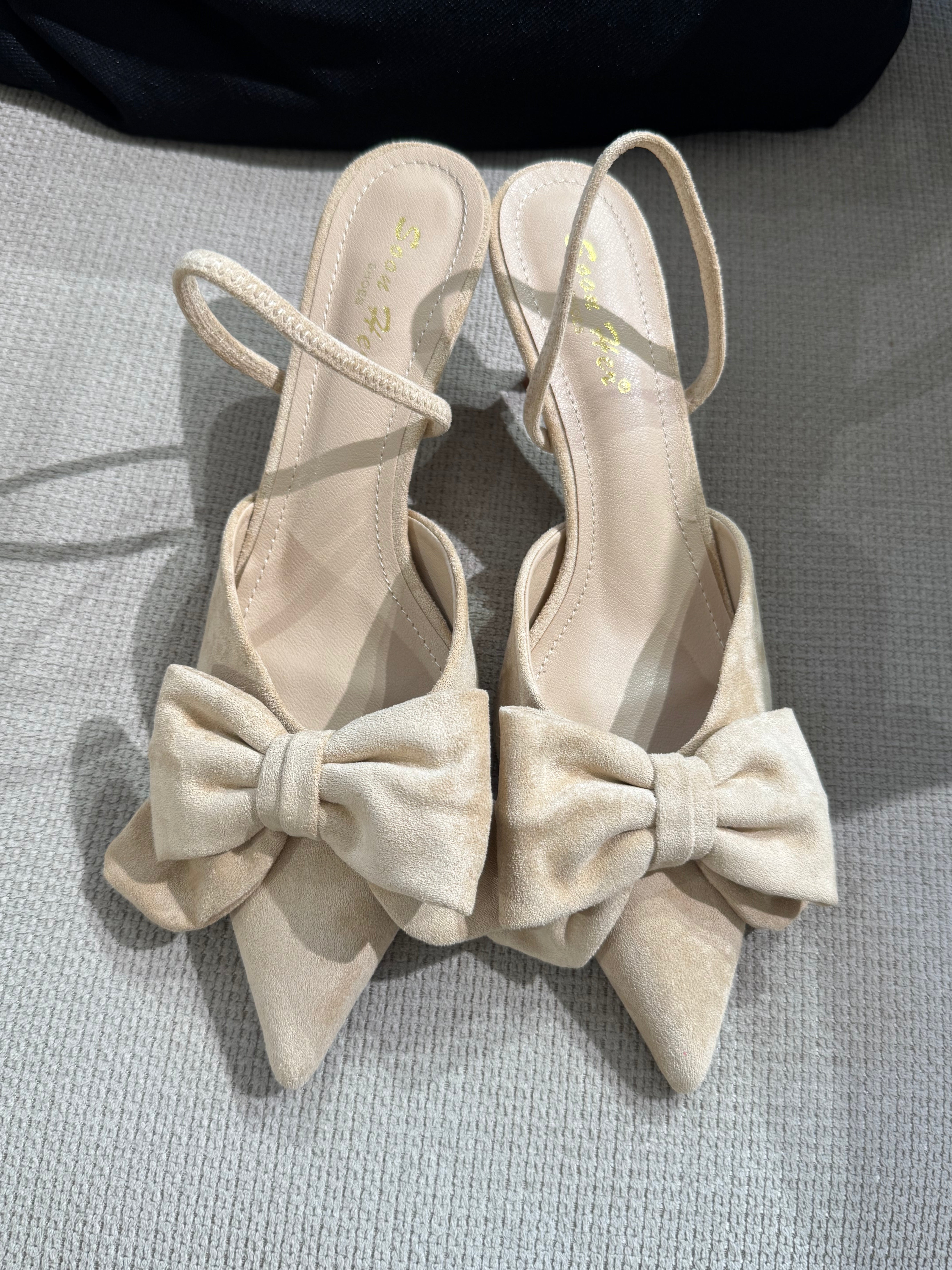 Scarpa pointy-toe con tacco scamosciata e fiocco