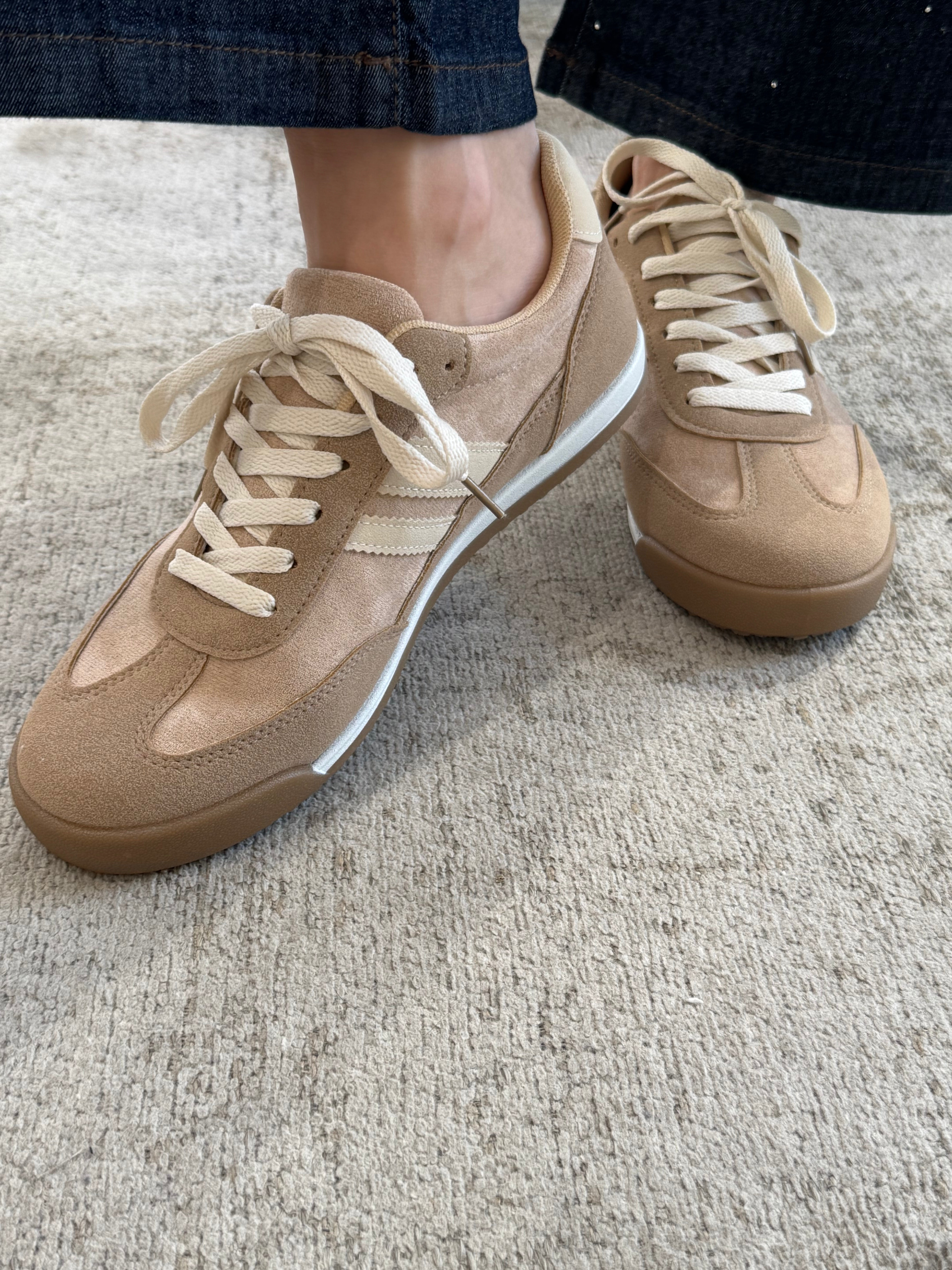 Sneakers con lacci scamosciate con bande a contrasto