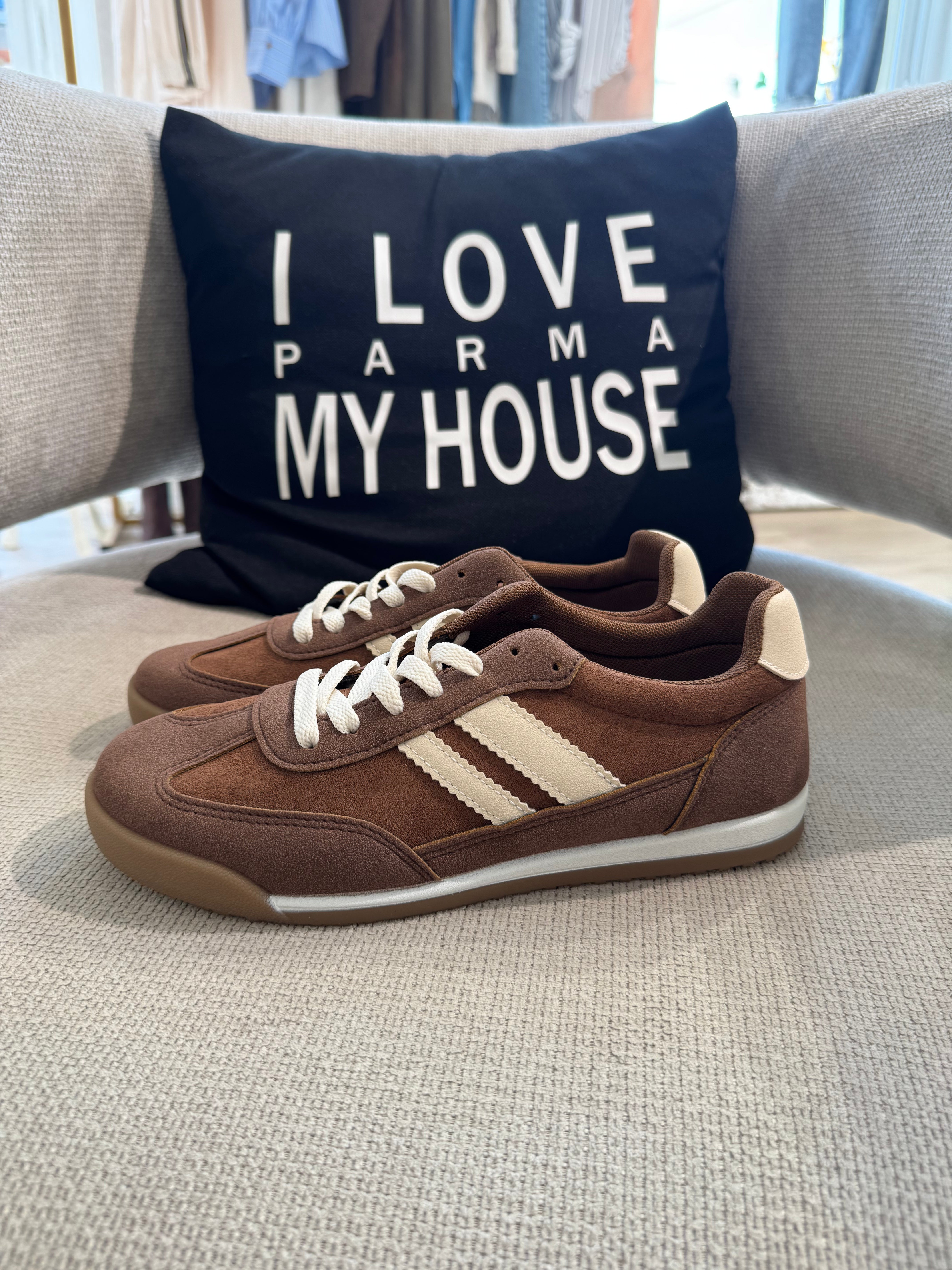Sneakers con lacci scamosciate con bande a contrasto