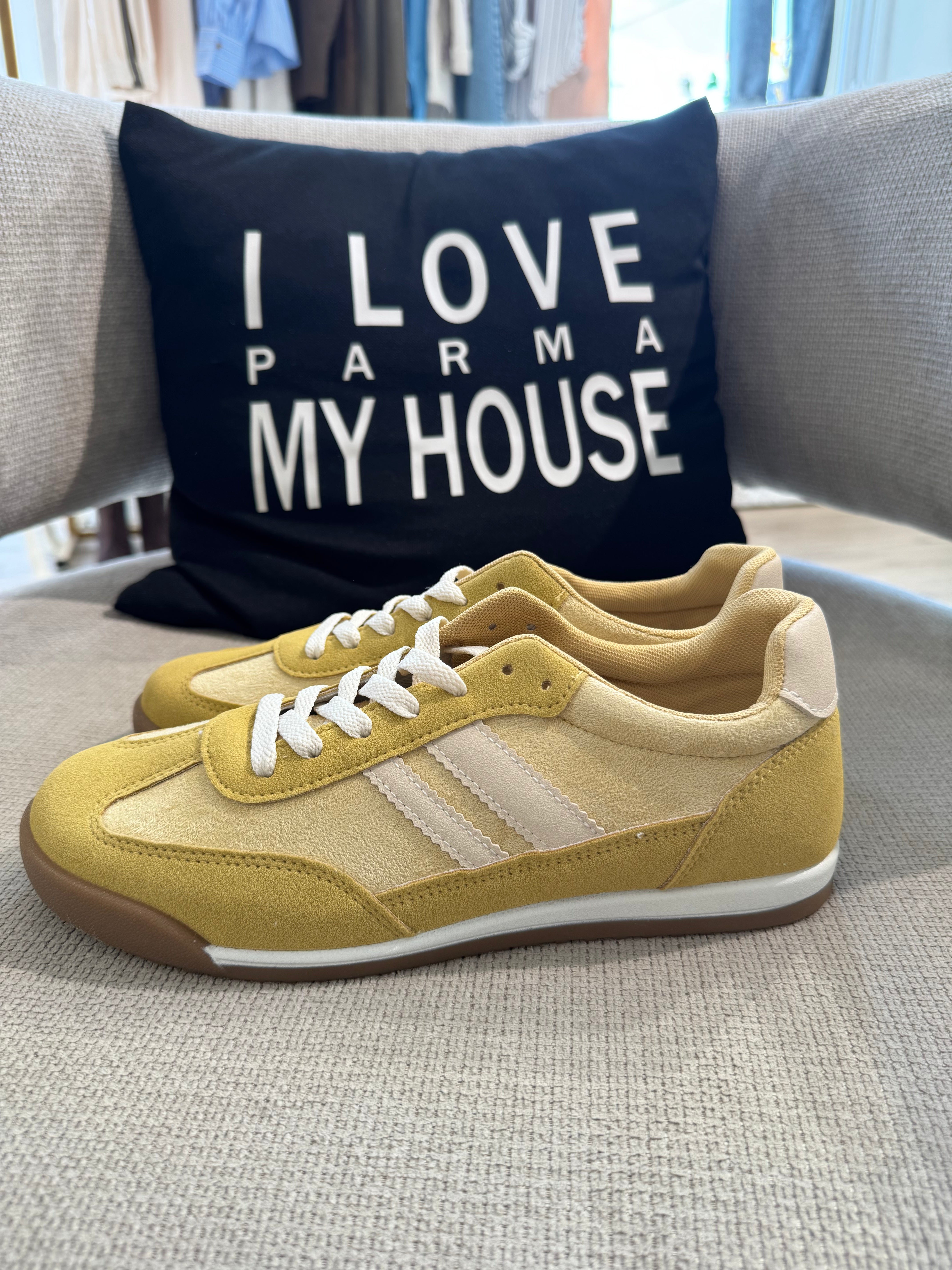 Sneakers con lacci scamosciate con bande a contrasto