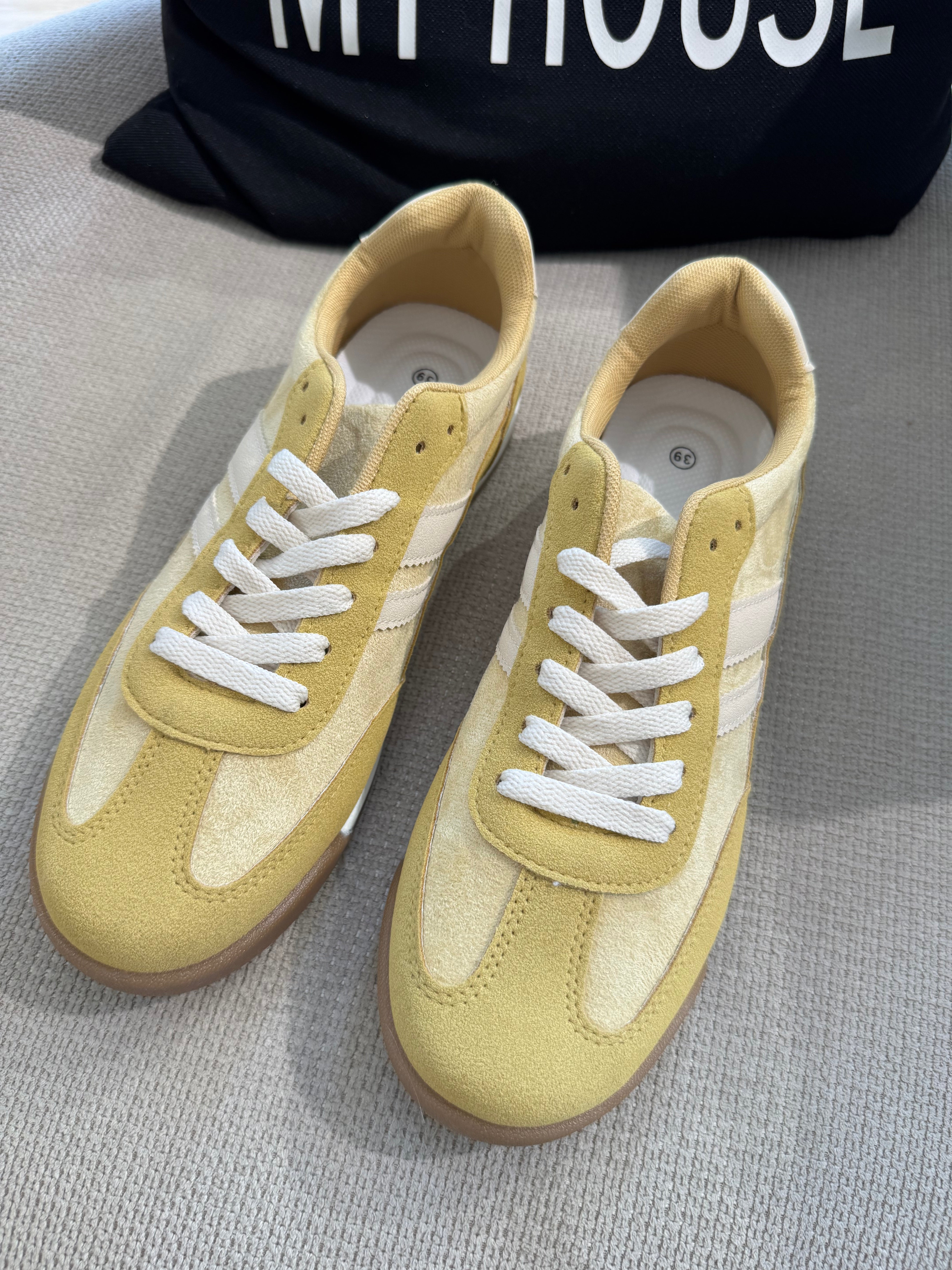 Sneakers con lacci scamosciate con bande a contrasto