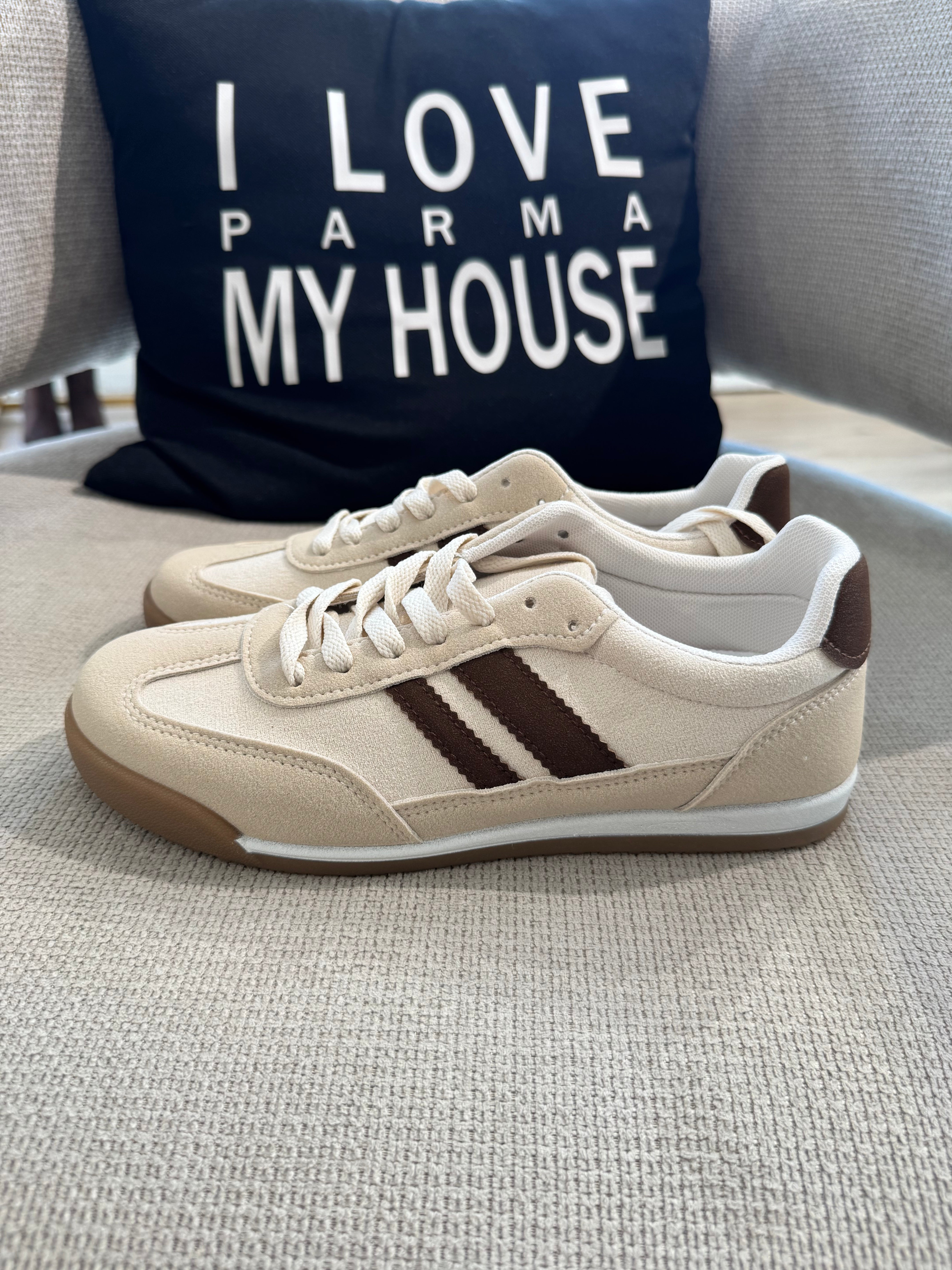 Sneakers con lacci scamosciate con bande a contrasto