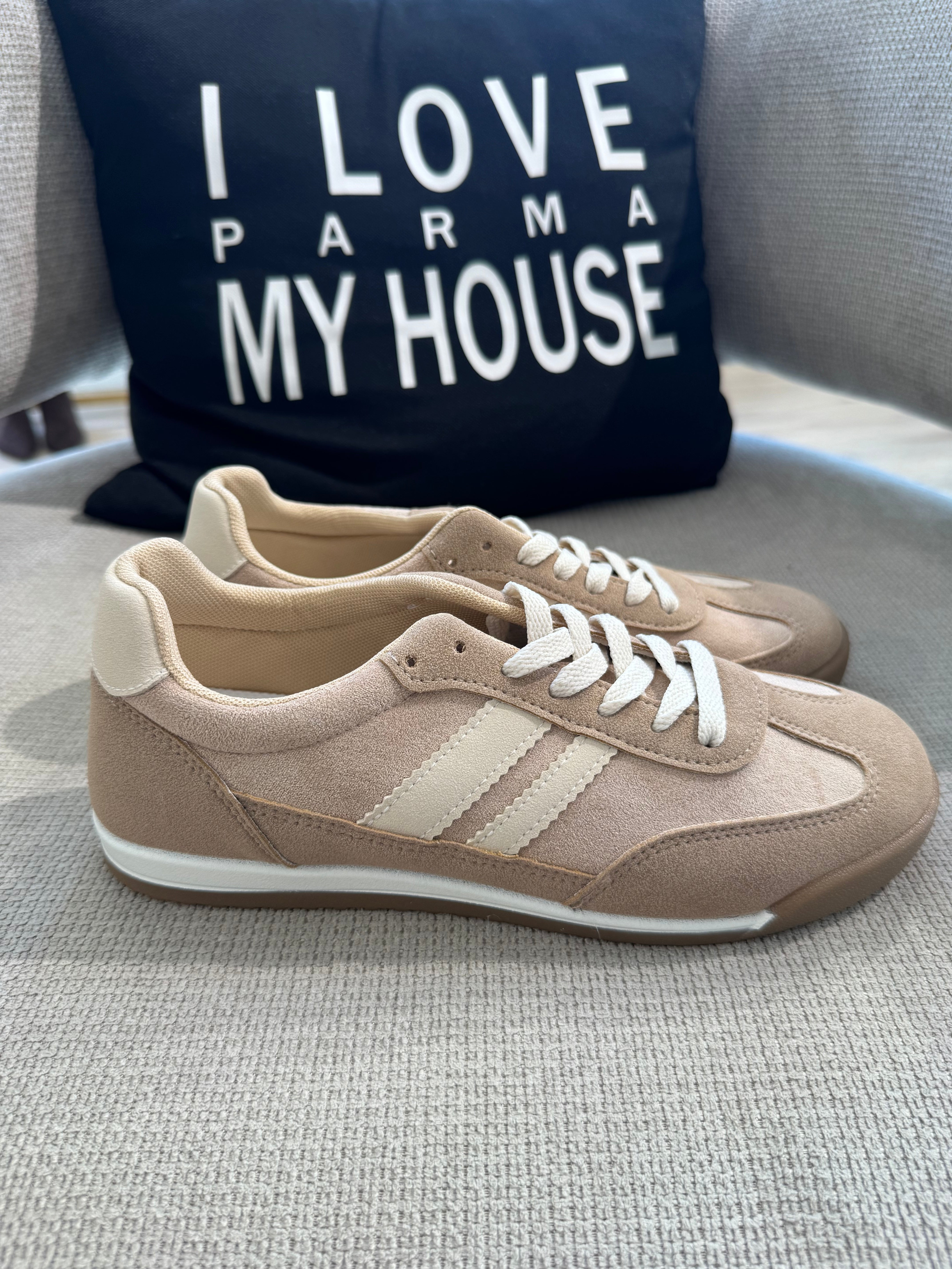 Sneakers con lacci scamosciate con bande a contrasto
