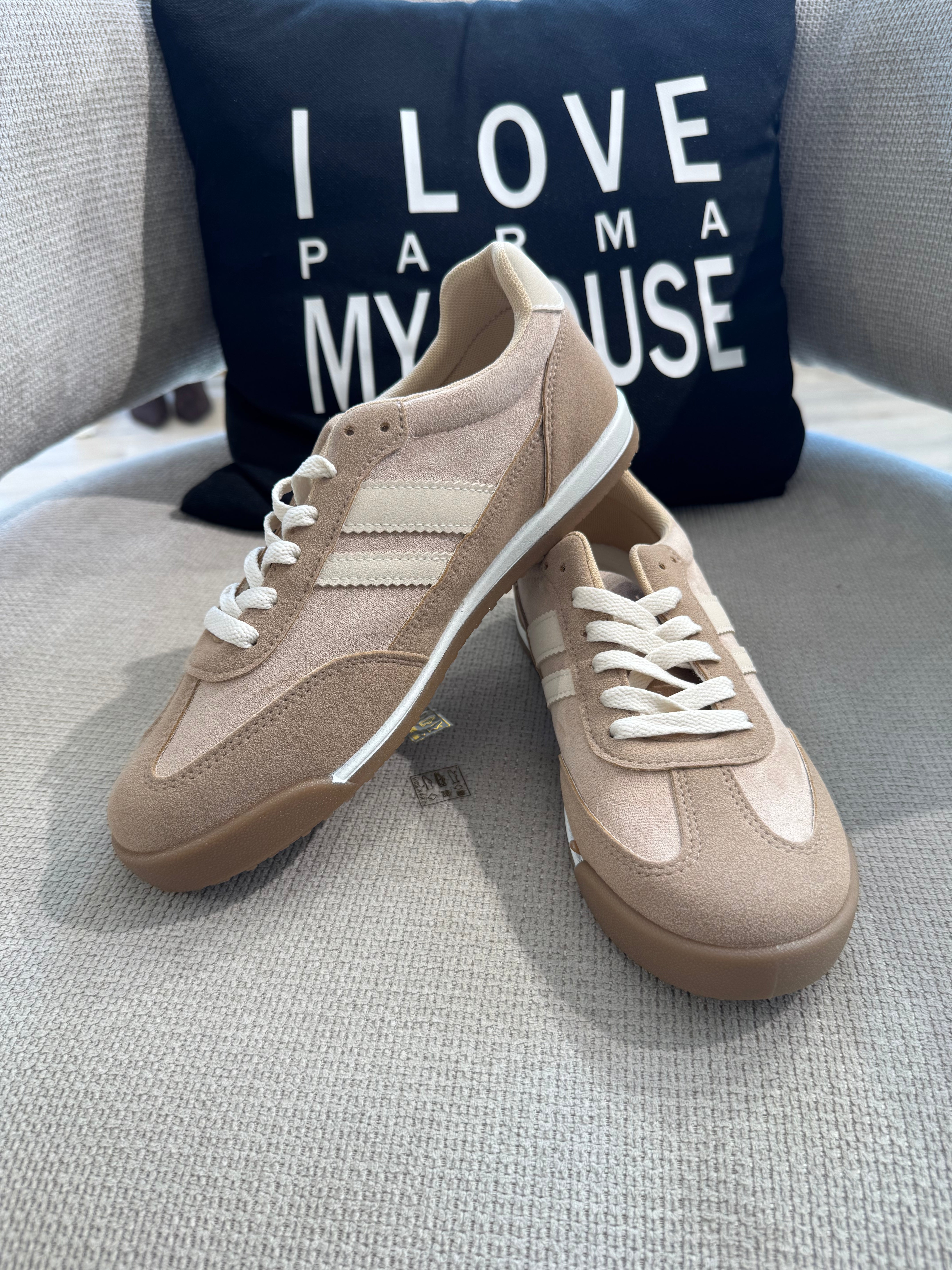 Sneakers con lacci scamosciate con bande a contrasto