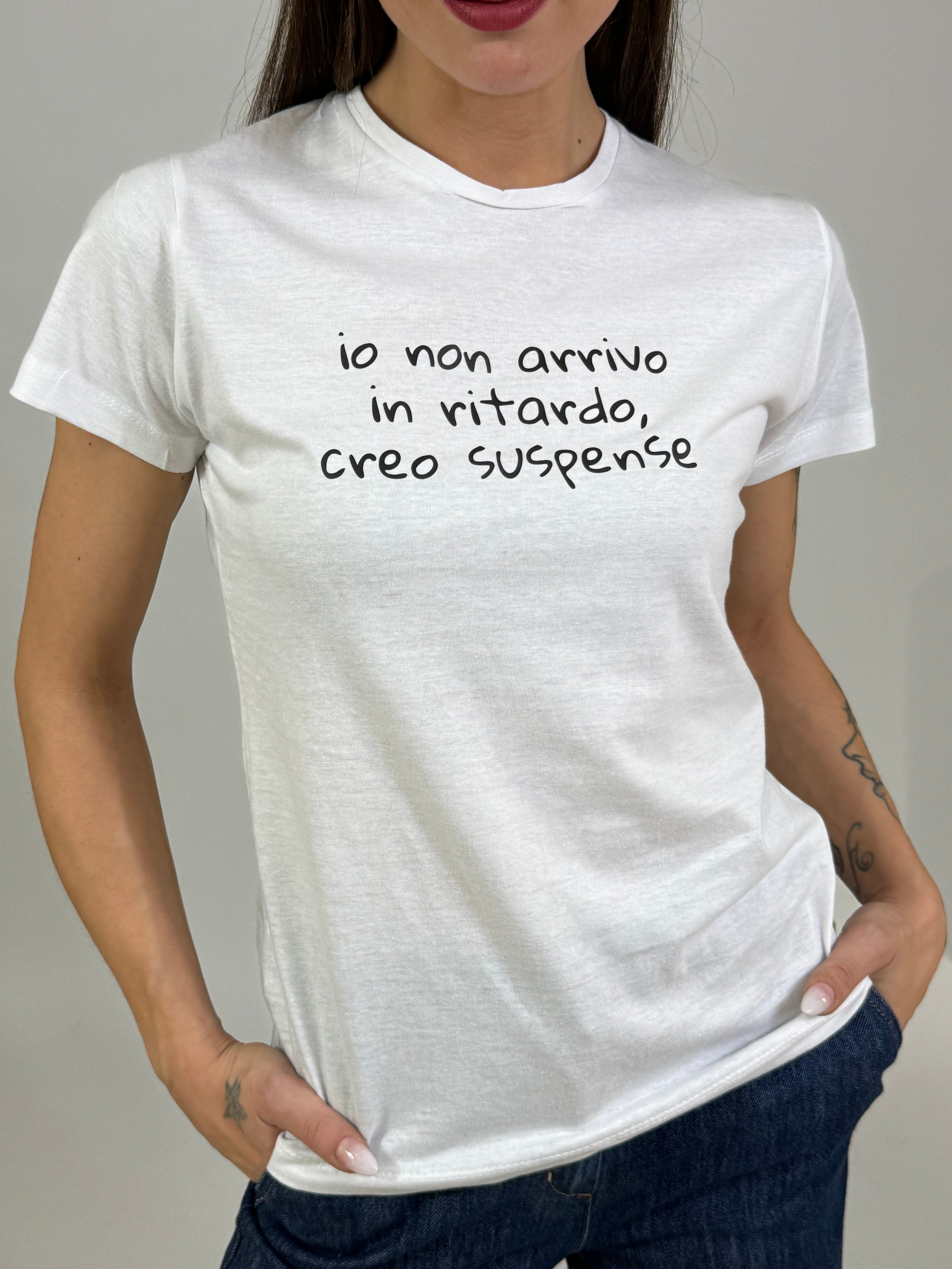 T-shirt Susy Mix IO NON ARRIVO IN RITARDO CREO SUSPENSE