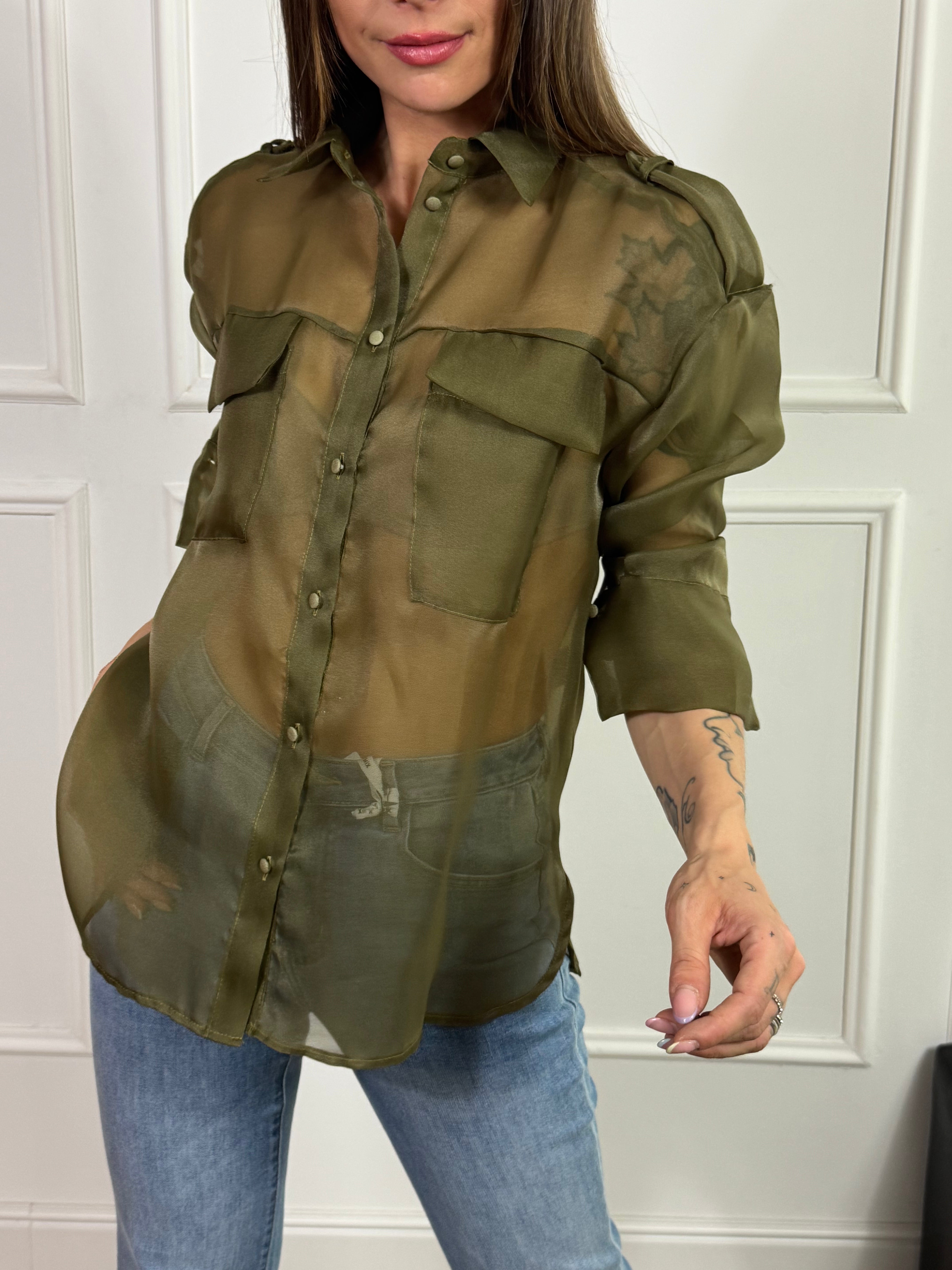 Camicia in organza Susy Mix spallini militari con tasche frontali