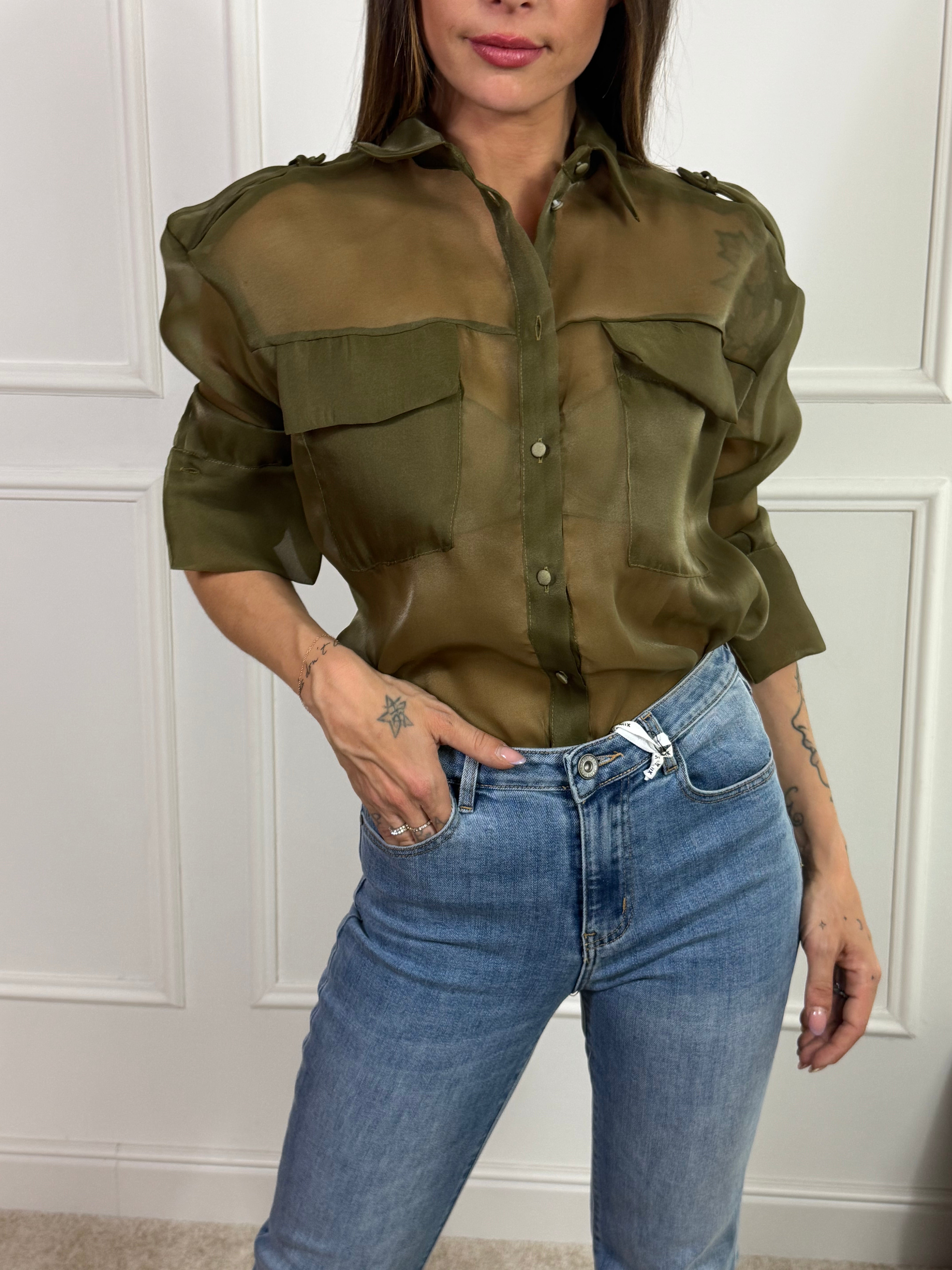 Camicia in organza Susy Mix spallini militari con tasche frontali