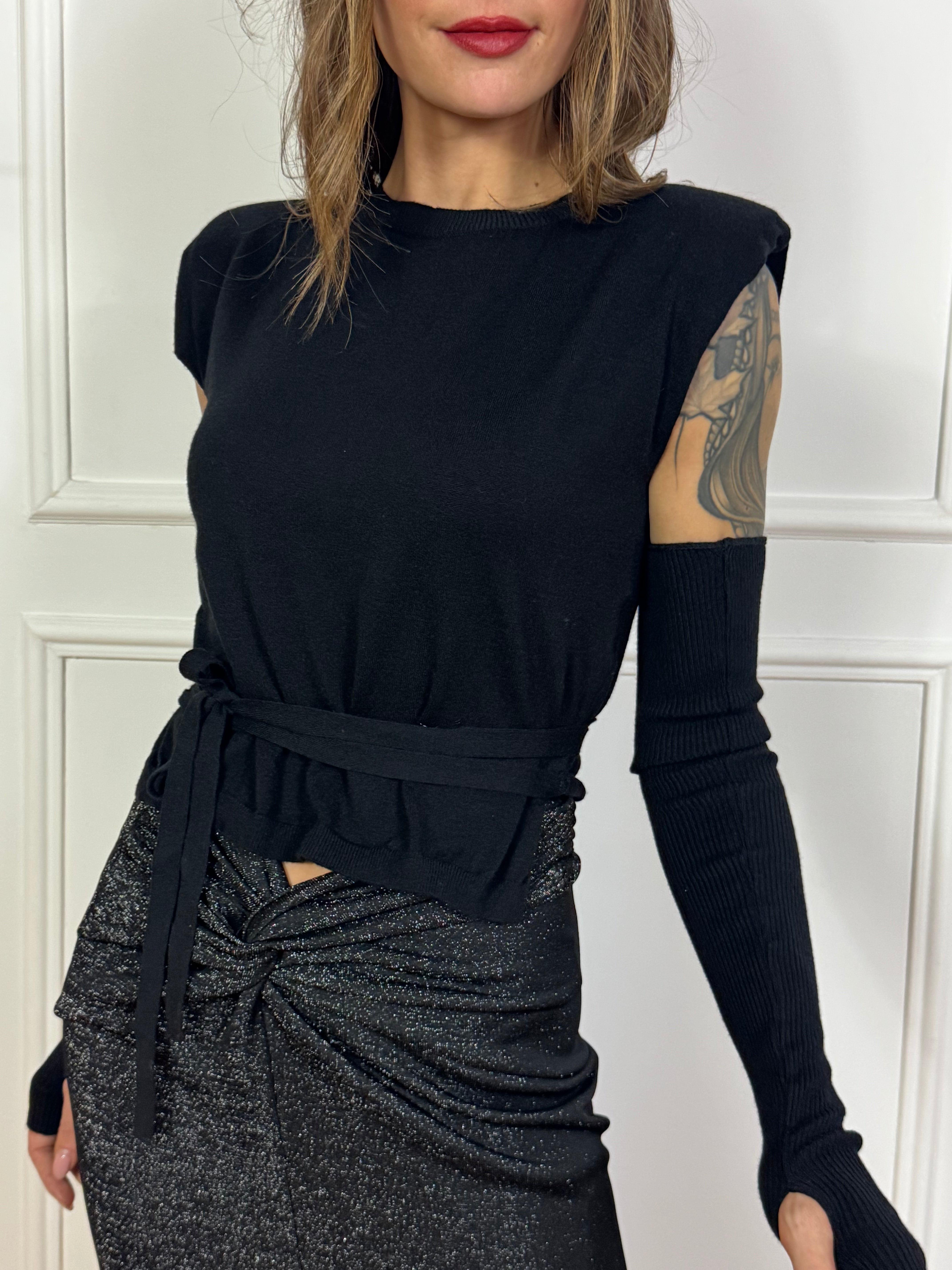 Maglia smanicata con manicotti  Have One con LACCETTI E SPALLOTTI IMBOTTITI