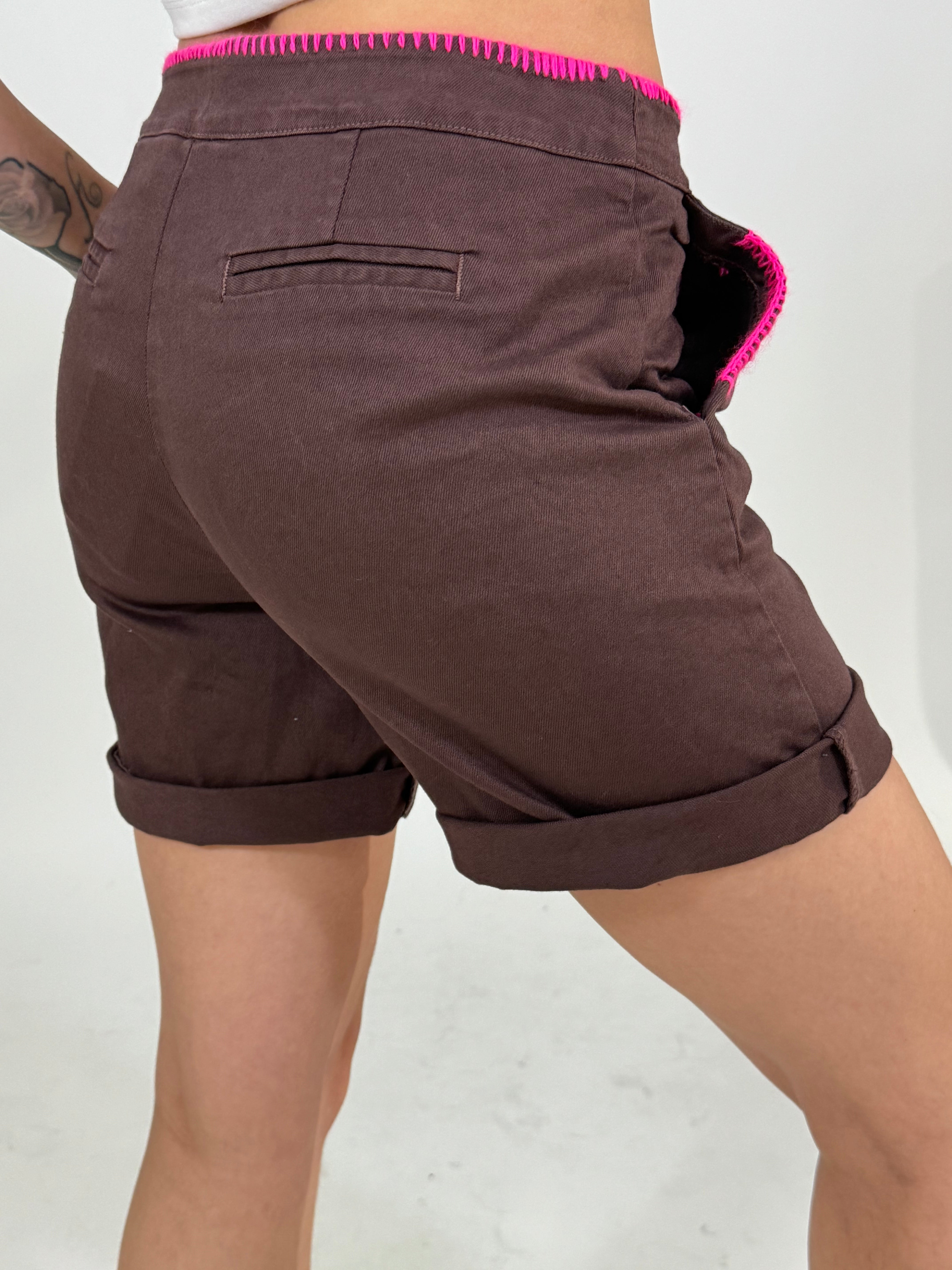 Shorts Kontatto con ricami colorati