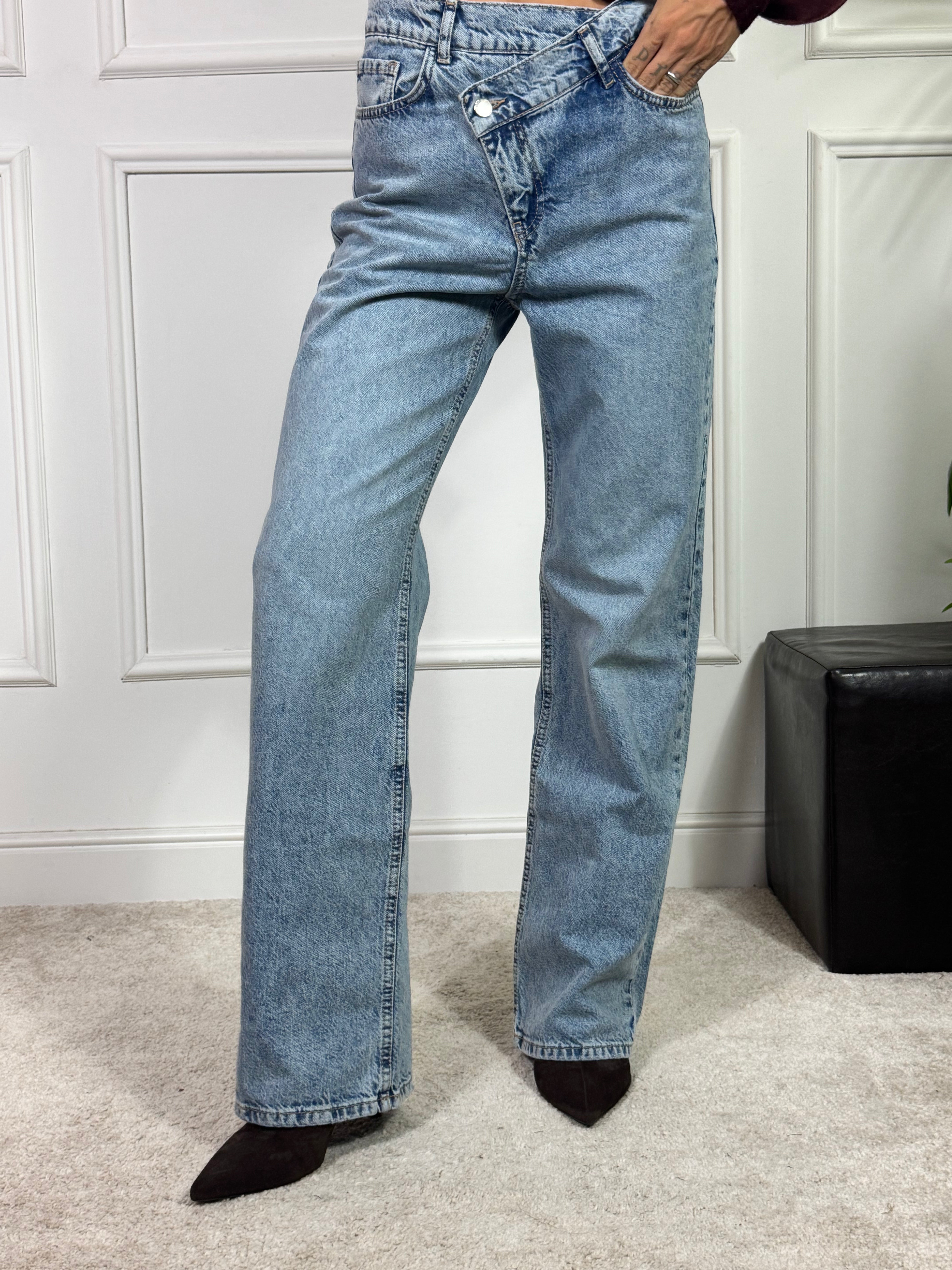 Jeans Kontatto MIKY ABBOTTONATURA ASIMMETRICA - lavaggio CHIARO