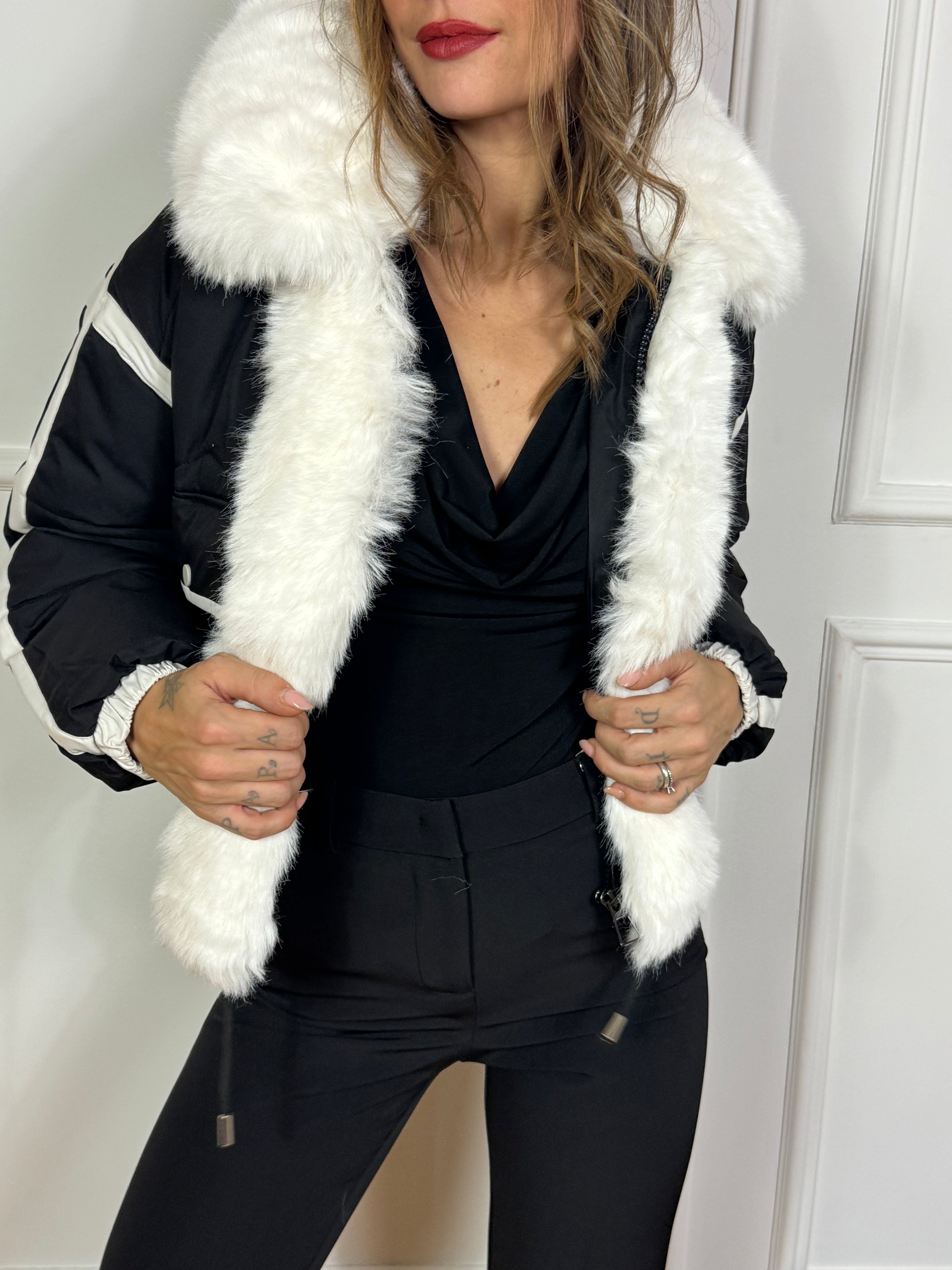 Piumino Victoria ILMH con finiture a contrasto e ecopelliccia removibile