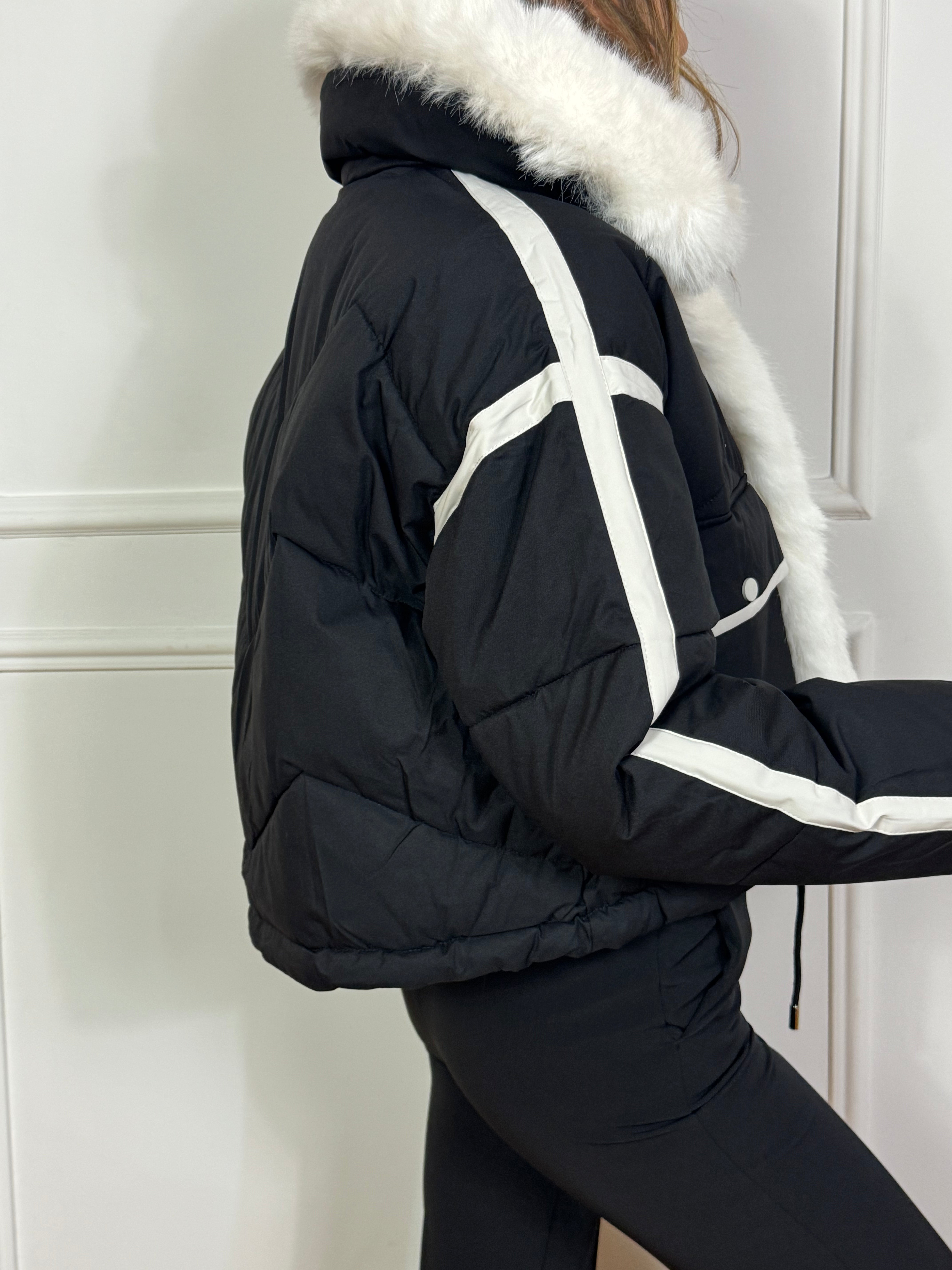 Piumino Victoria ILMH con finiture a contrasto e ecopelliccia removibile