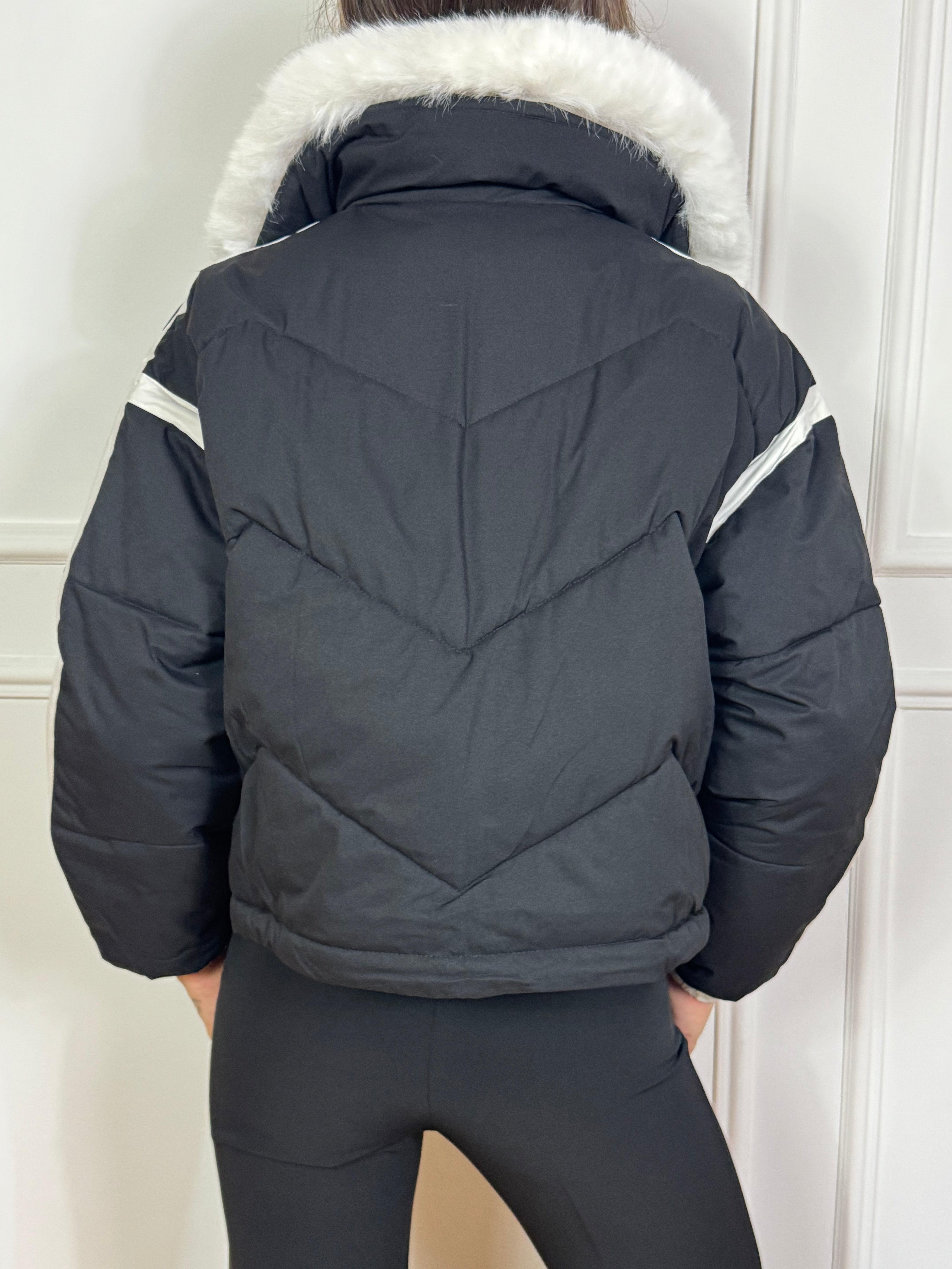 Piumino Victoria ILMH con finiture a contrasto e ecopelliccia removibile