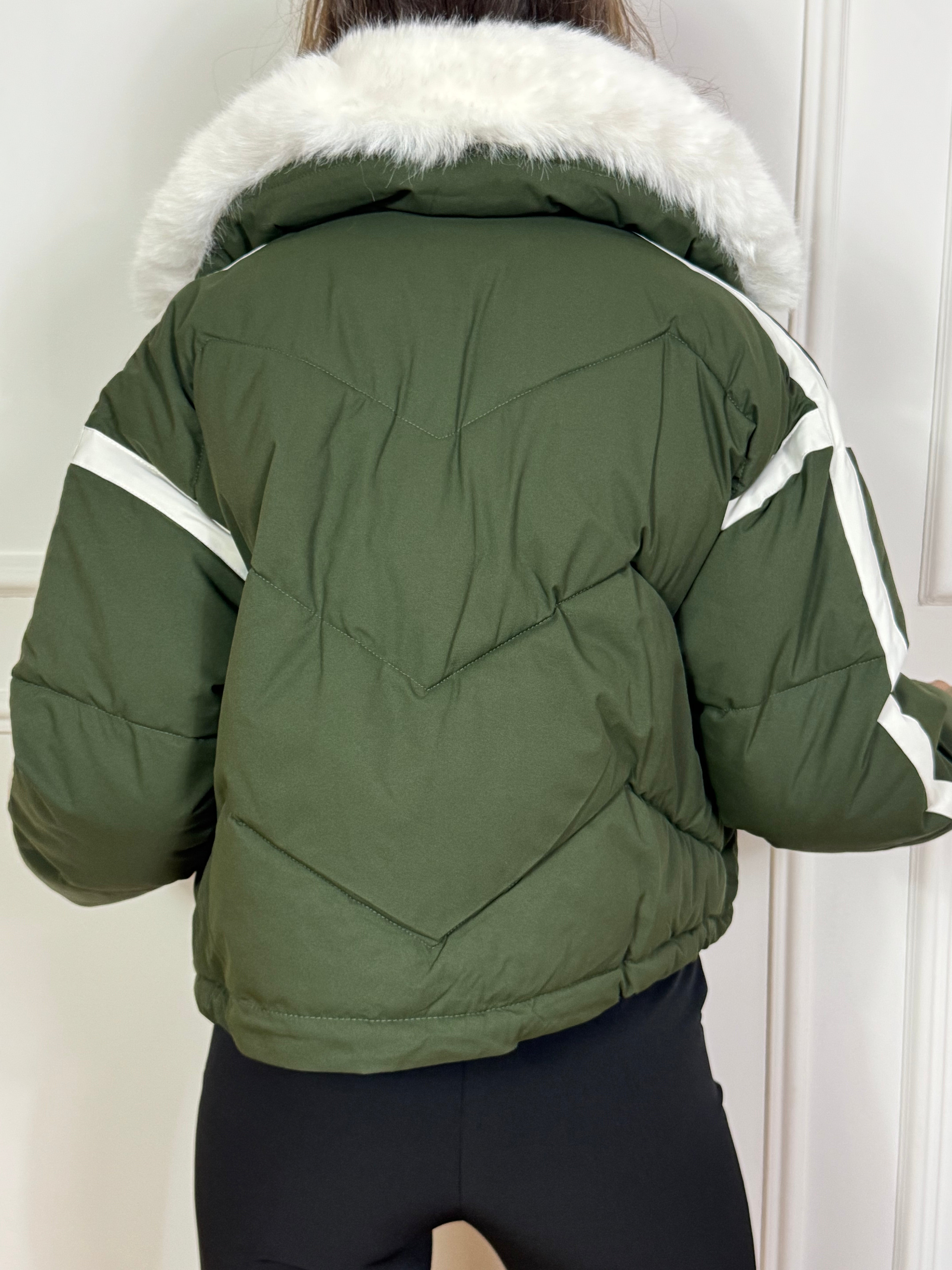 Piumino Victoria ILMH con finiture a contrasto e ecopelliccia removibile