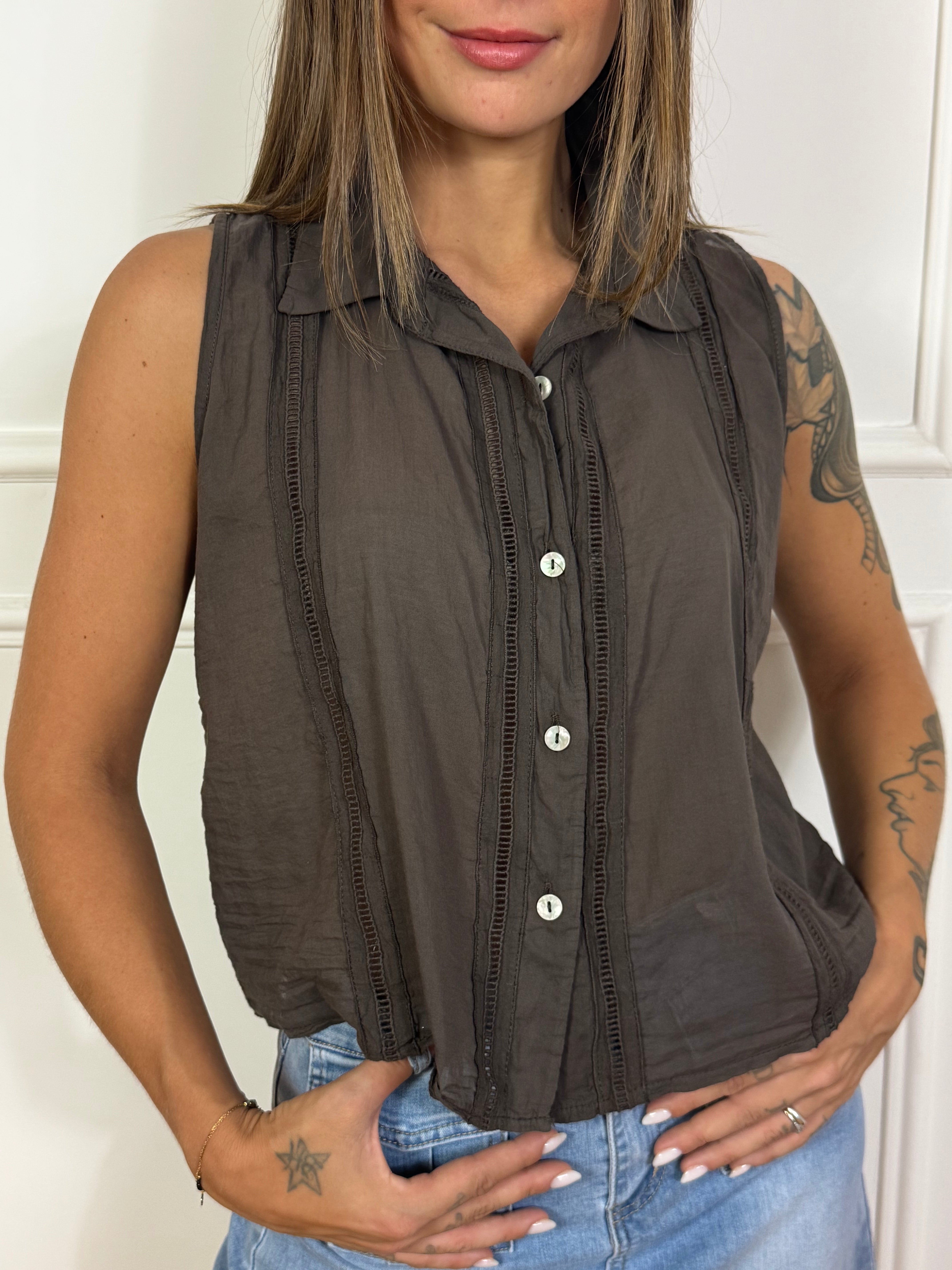 CAMICIA SMANICATA CON COLLETTO Victoria ILMH con ricami traforati verticali