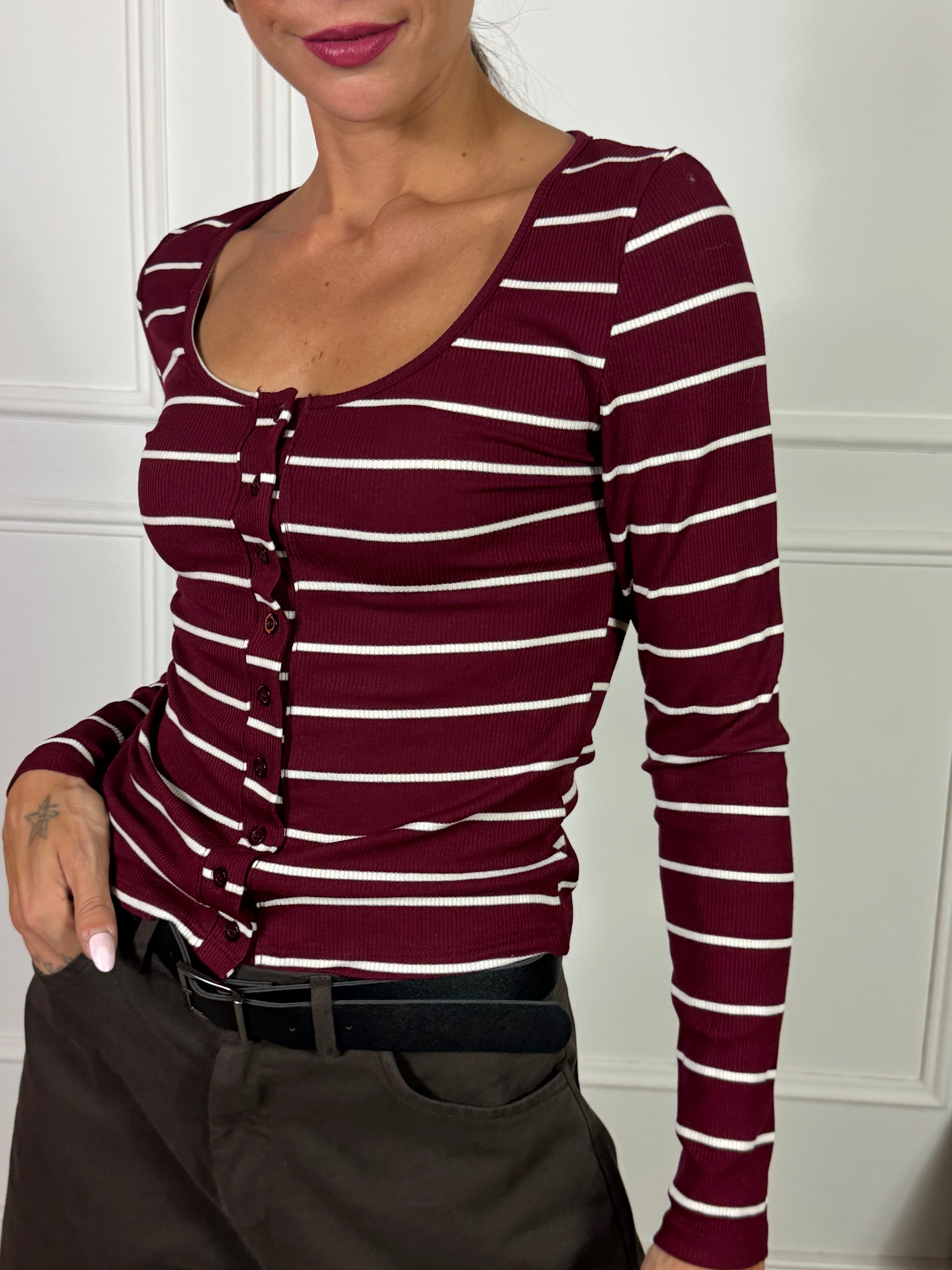 Cardigan scollo ampio tondo con bottoncini Kikisix a righine orizzontali