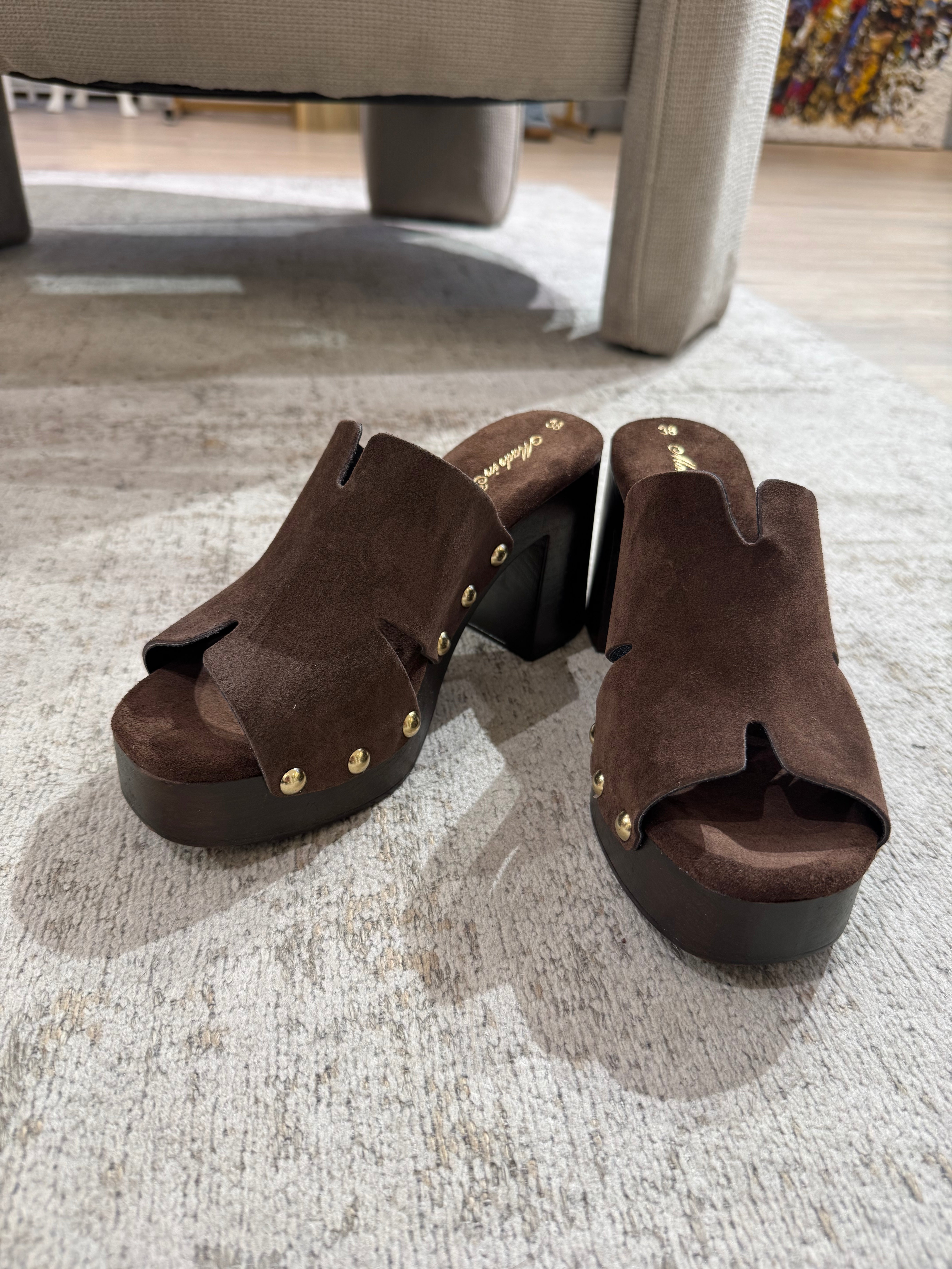 Zoccoli in vera pelle TESTA DI MORO con borchie tonde oro