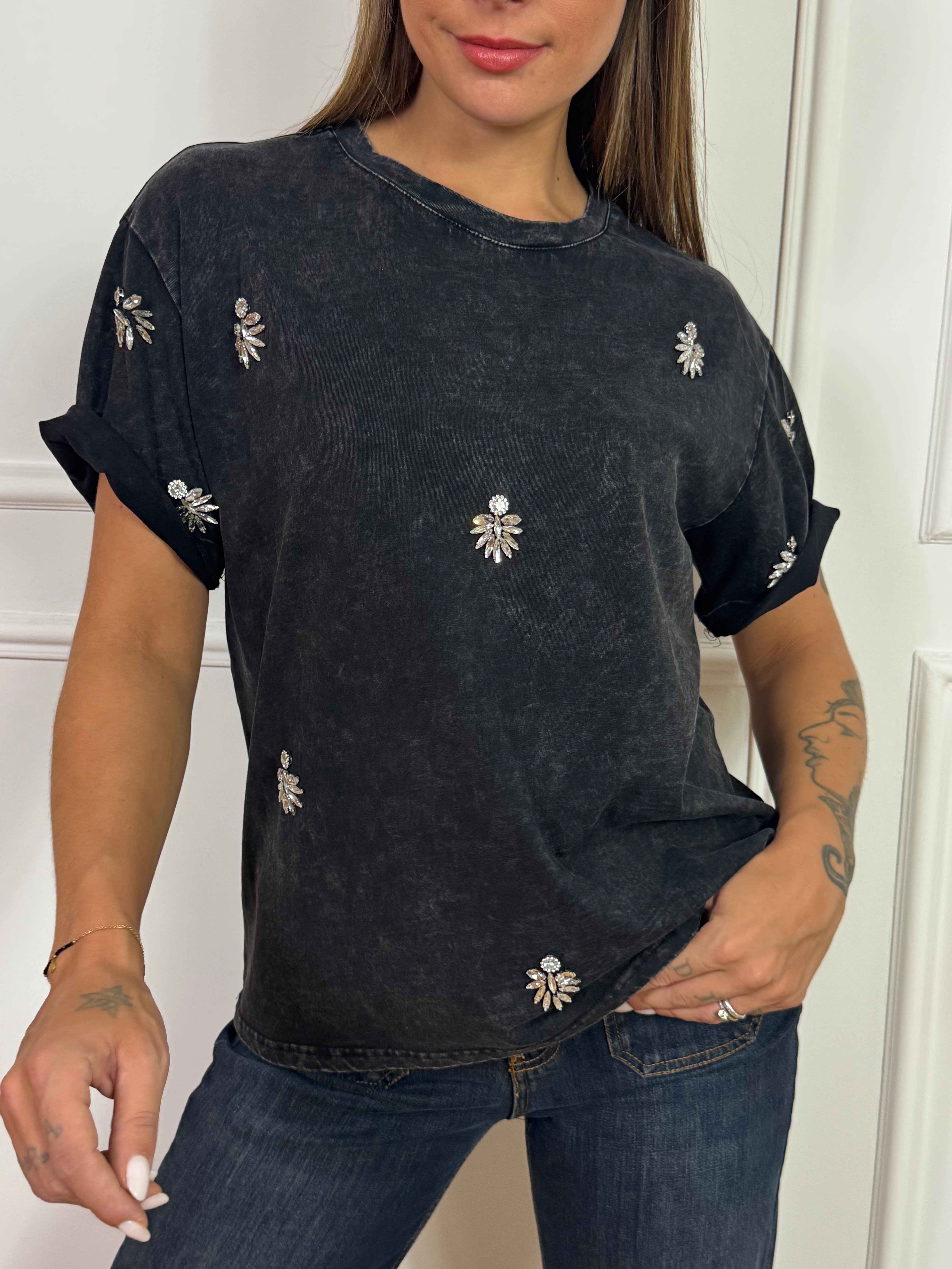 Maglia manica corta Susy Mix lavaggio delavè con applicazioni gioiello