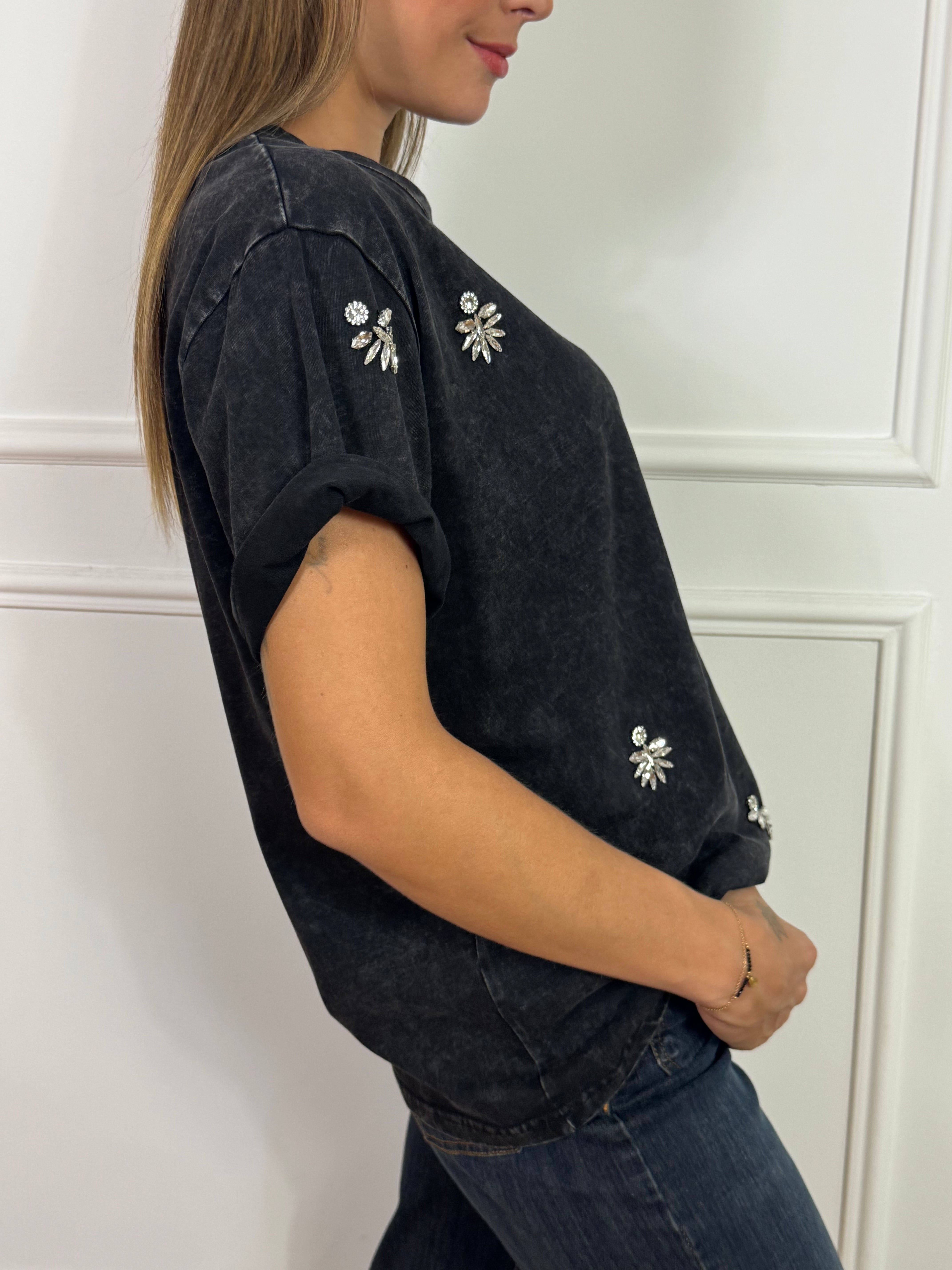 Maglia manica corta Susy Mix lavaggio delavè con applicazioni gioiello