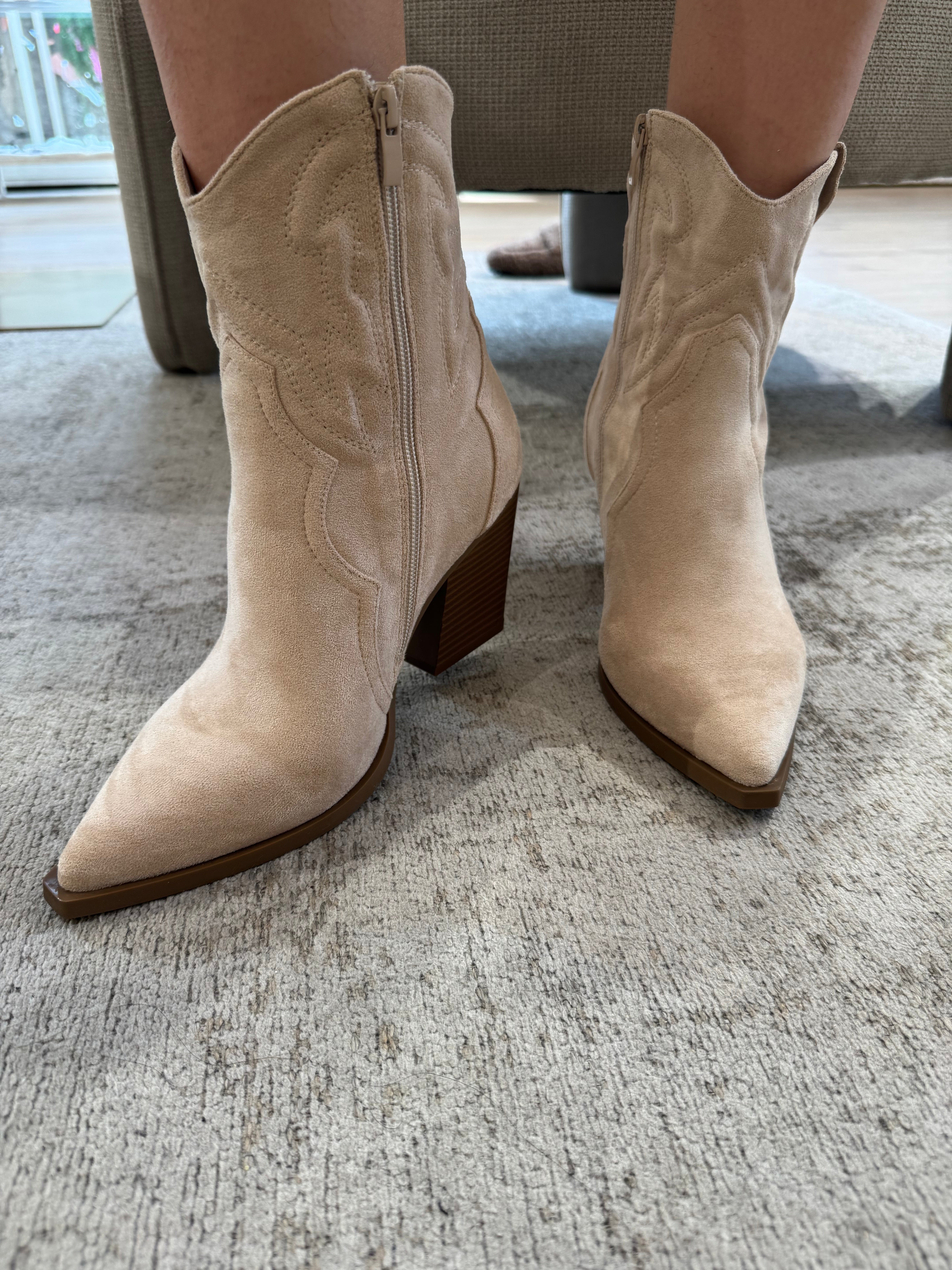 Stivaletto texano basso con tacco effetto scamosciato SABBIA