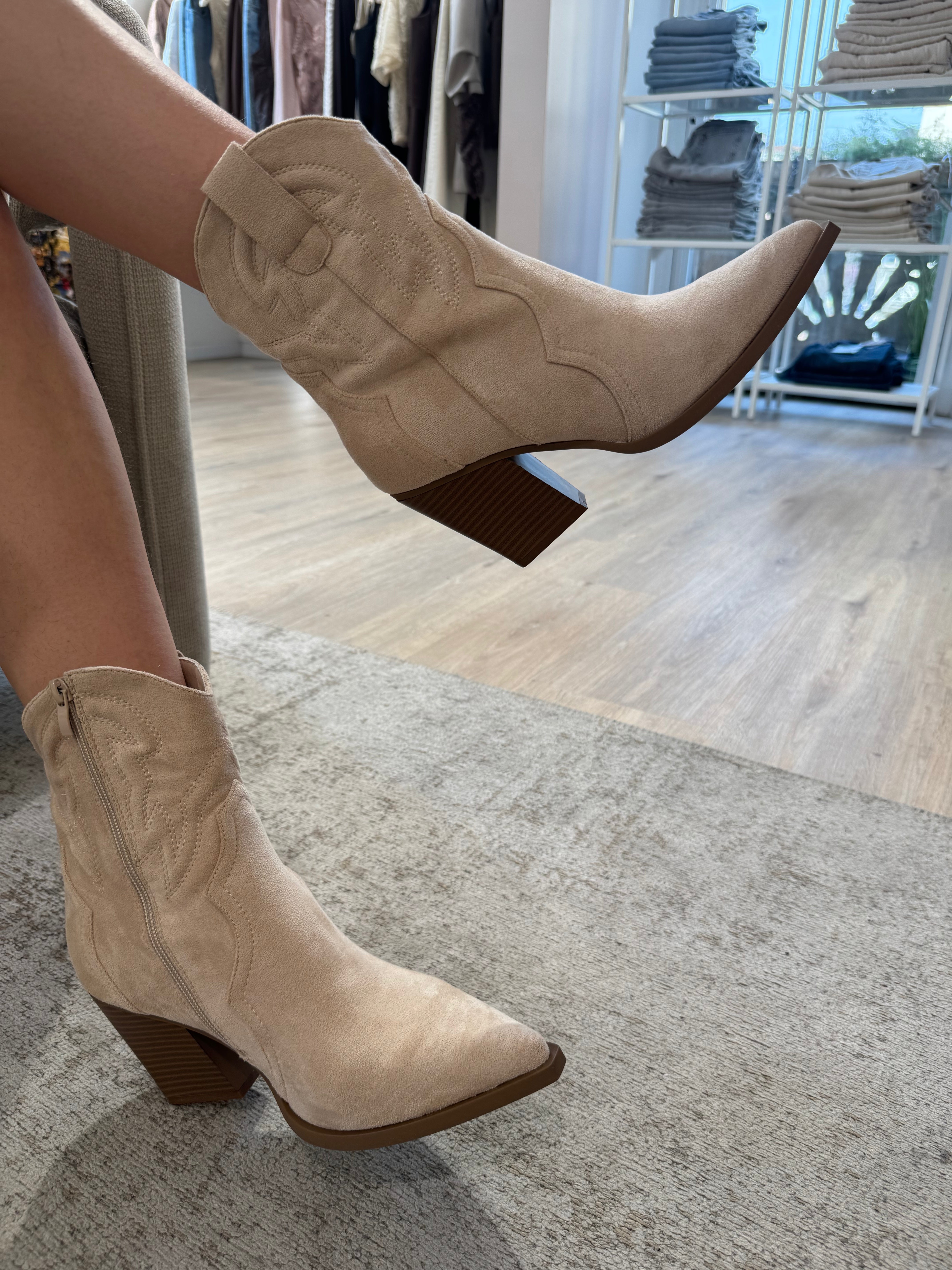 Stivaletto texano basso con tacco effetto scamosciato SABBIA