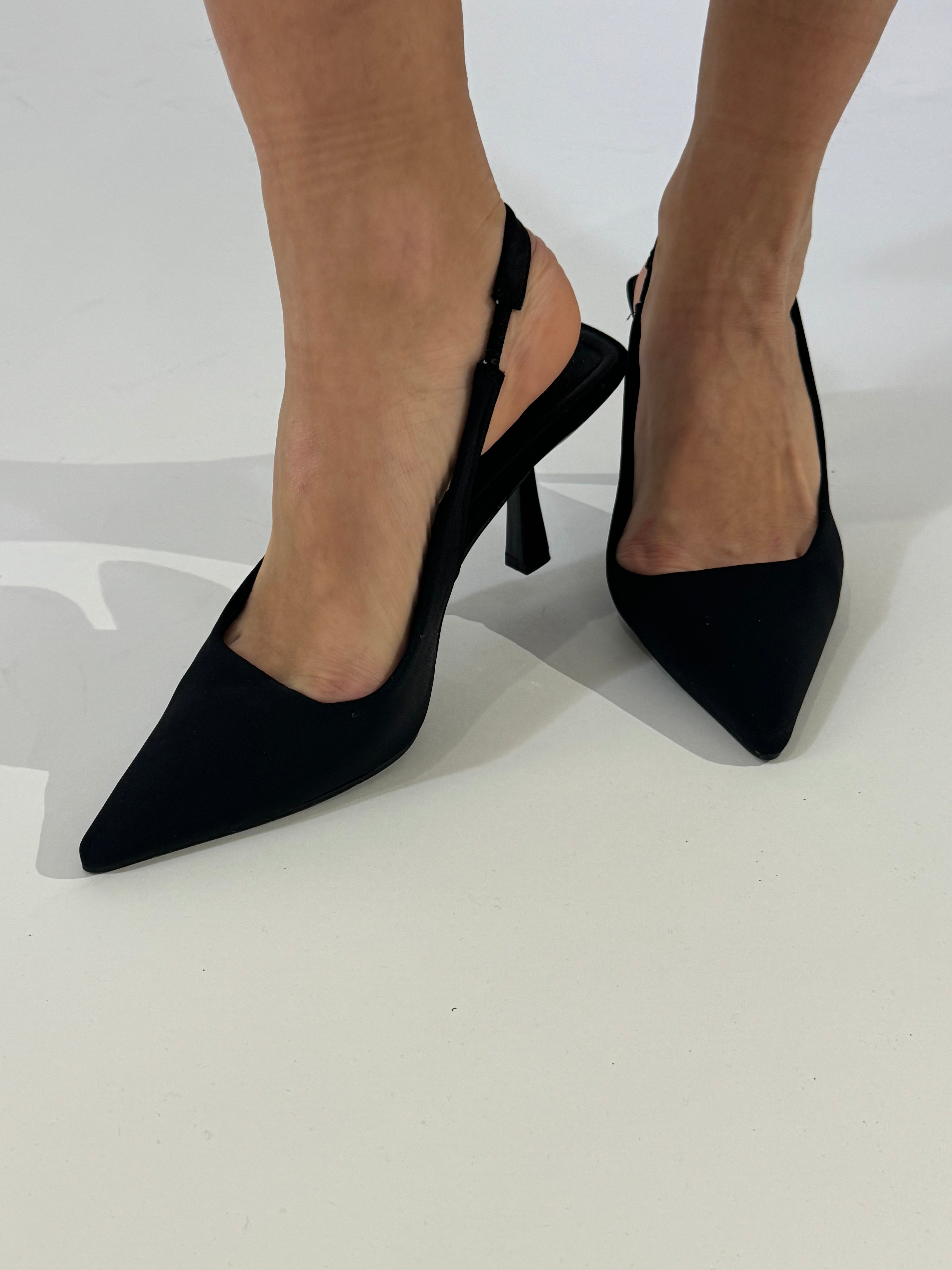 Scarpa slingback a punta in tessuto con tacco a rocchetto NERO