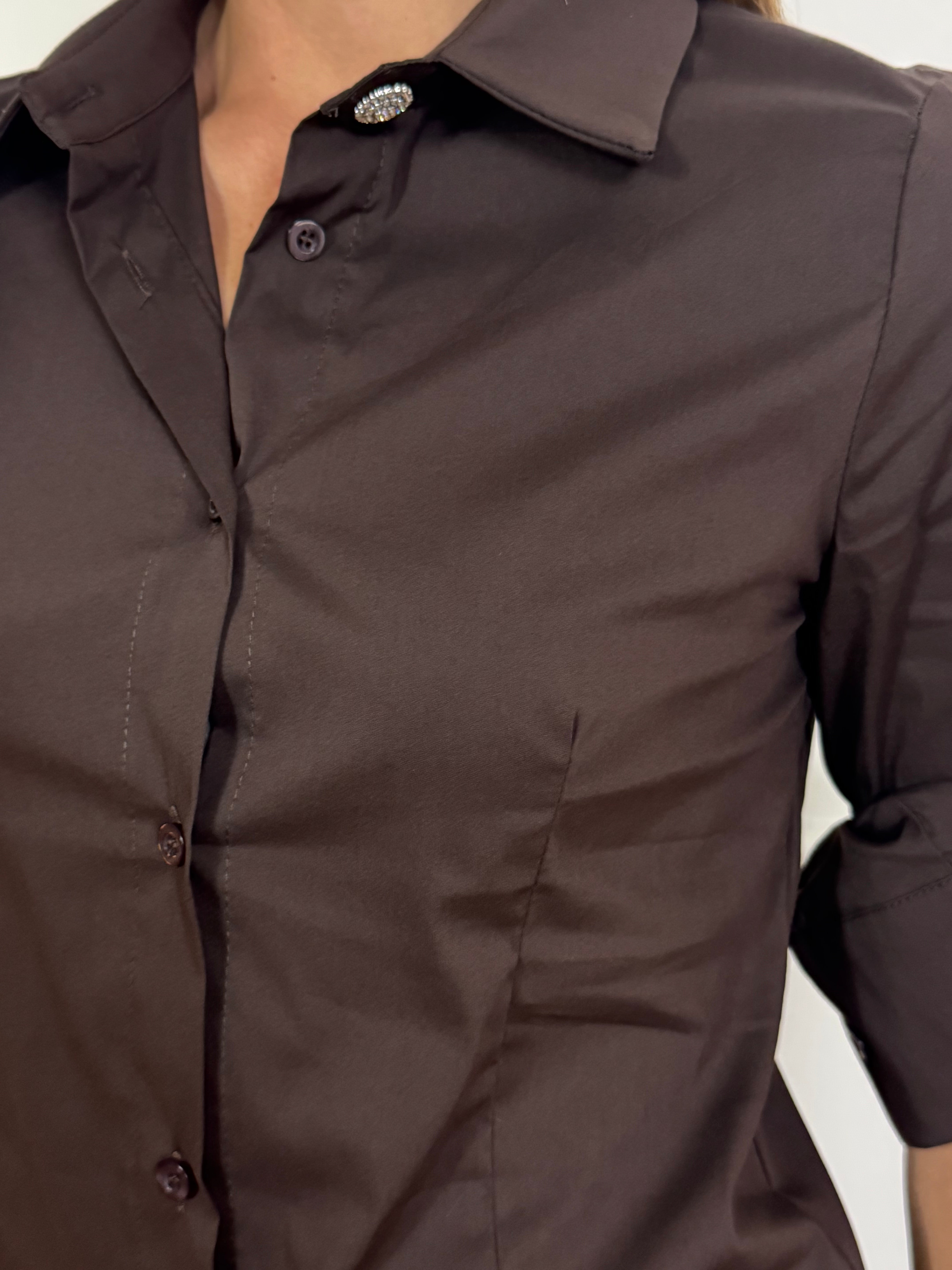Camicia in cotone elasticizzato sfiancata tinta unita Susy Mix con bottone gioiello