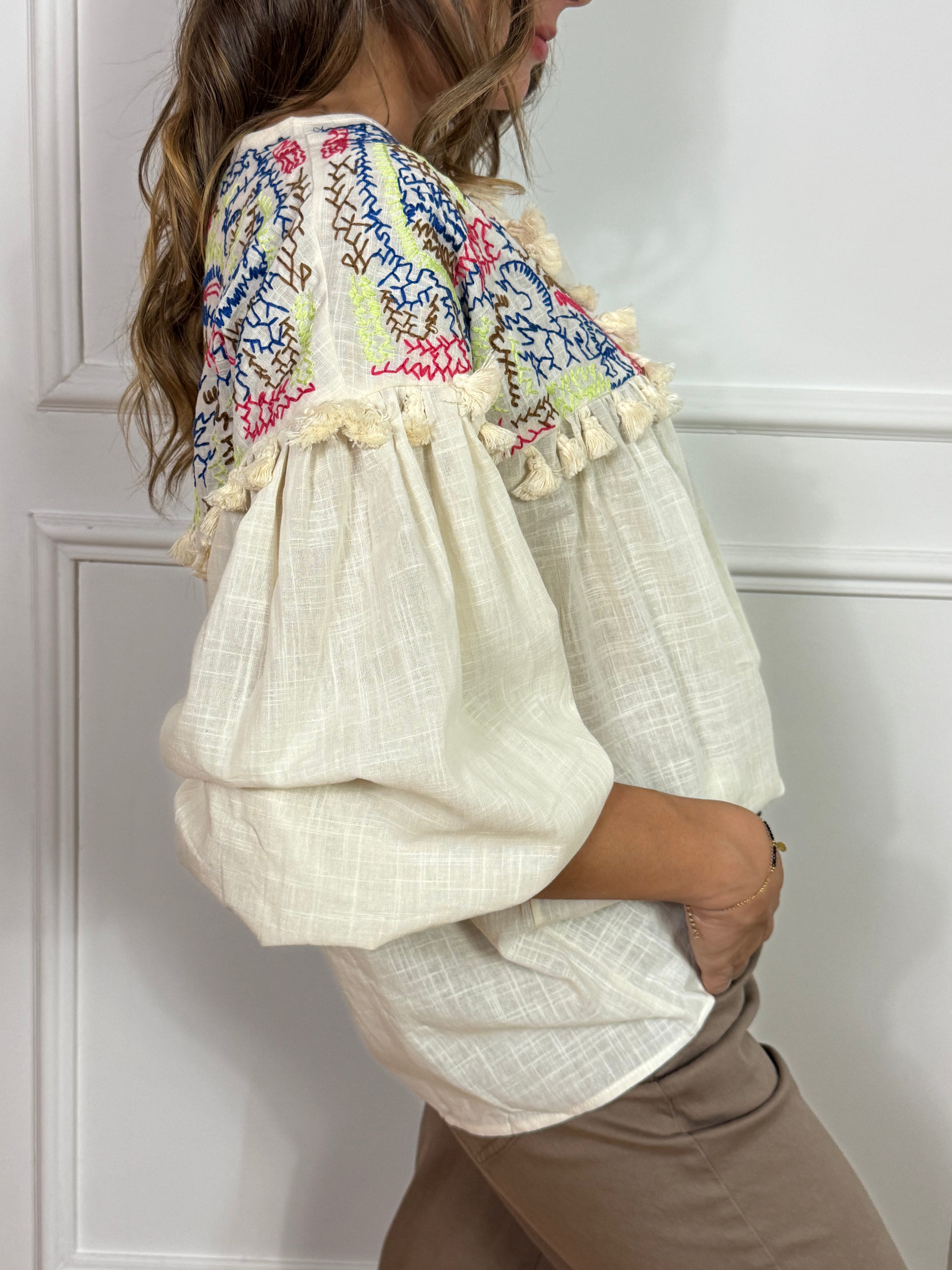 Camicia casacca Victoria ILMH con ricami colorati e nappine