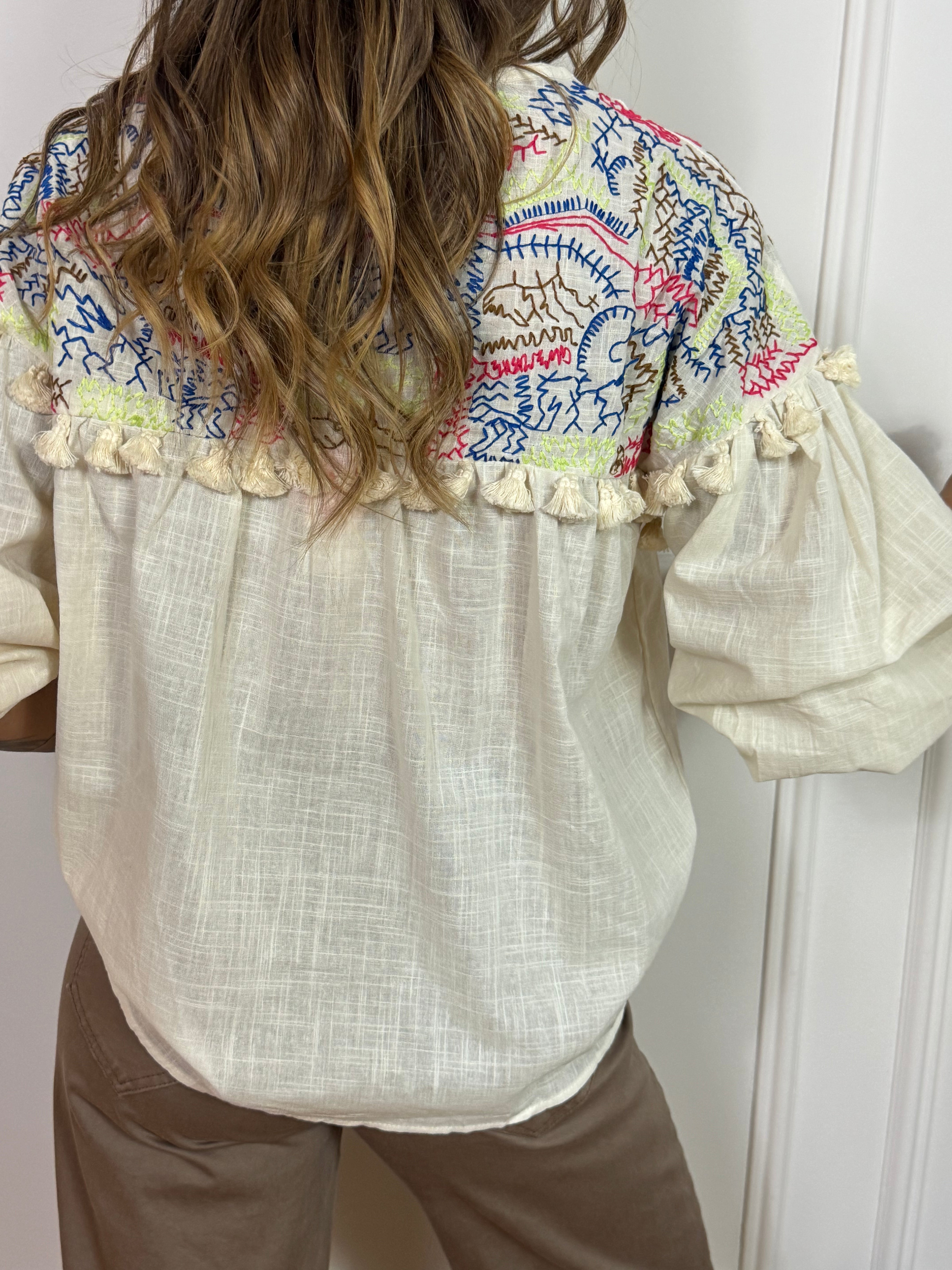 Camicia casacca Victoria ILMH con ricami colorati e nappine