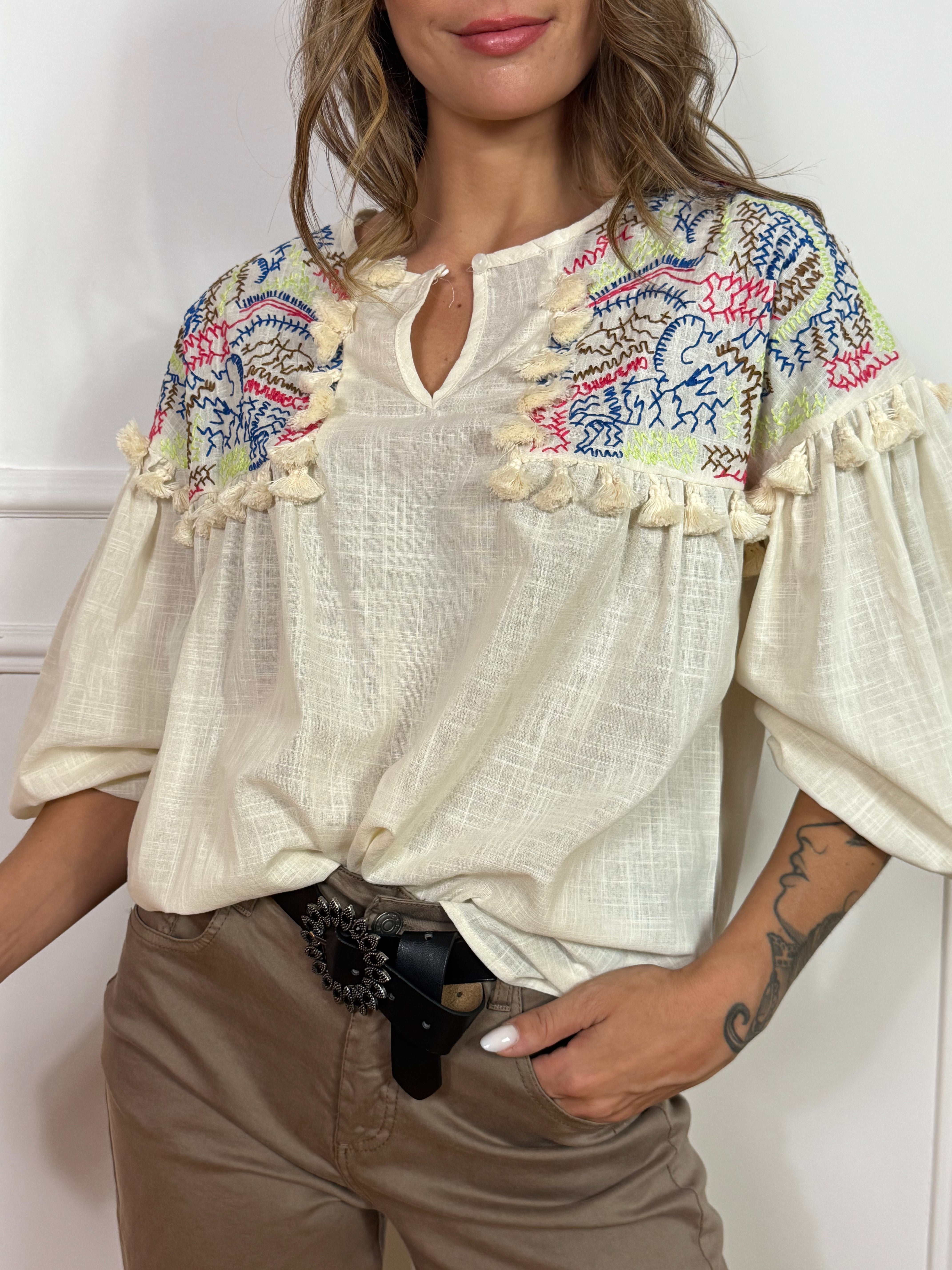 Camicia casacca Victoria ILMH con ricami colorati e nappine