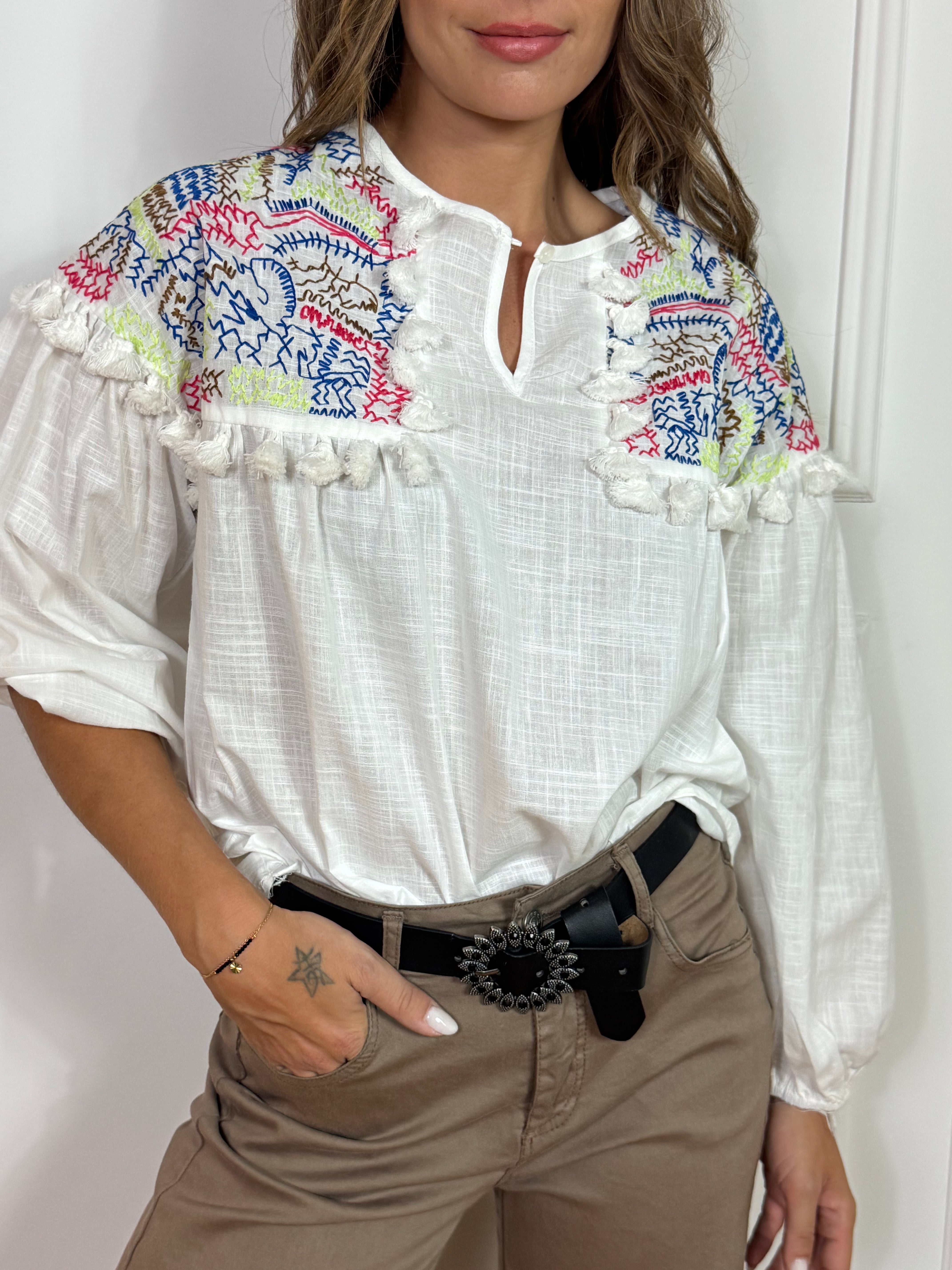 Camicia casacca Victoria ILMH con ricami colorati e nappine