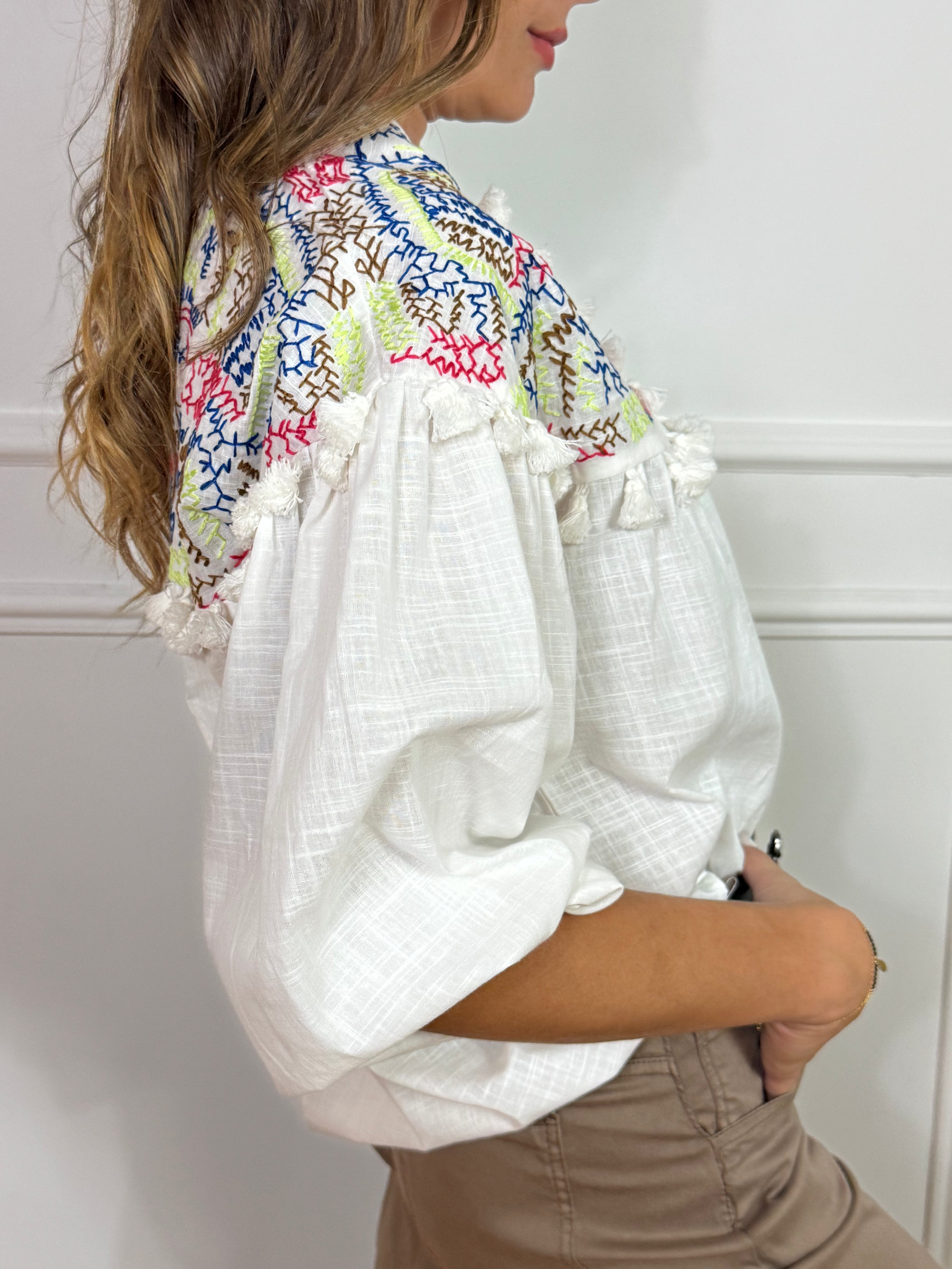 Camicia casacca Victoria ILMH con ricami colorati e nappine