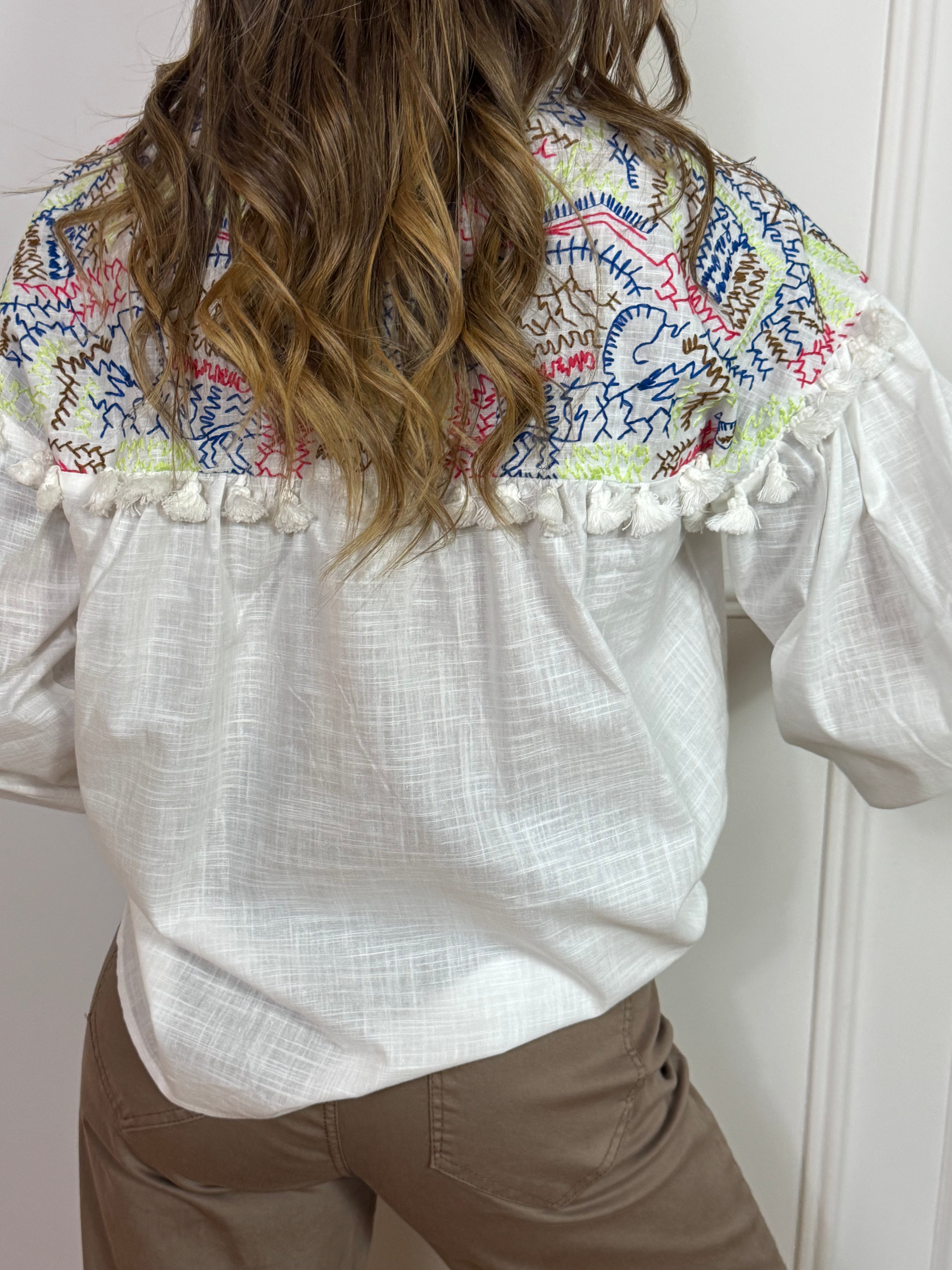 Camicia casacca Victoria ILMH con ricami colorati e nappine