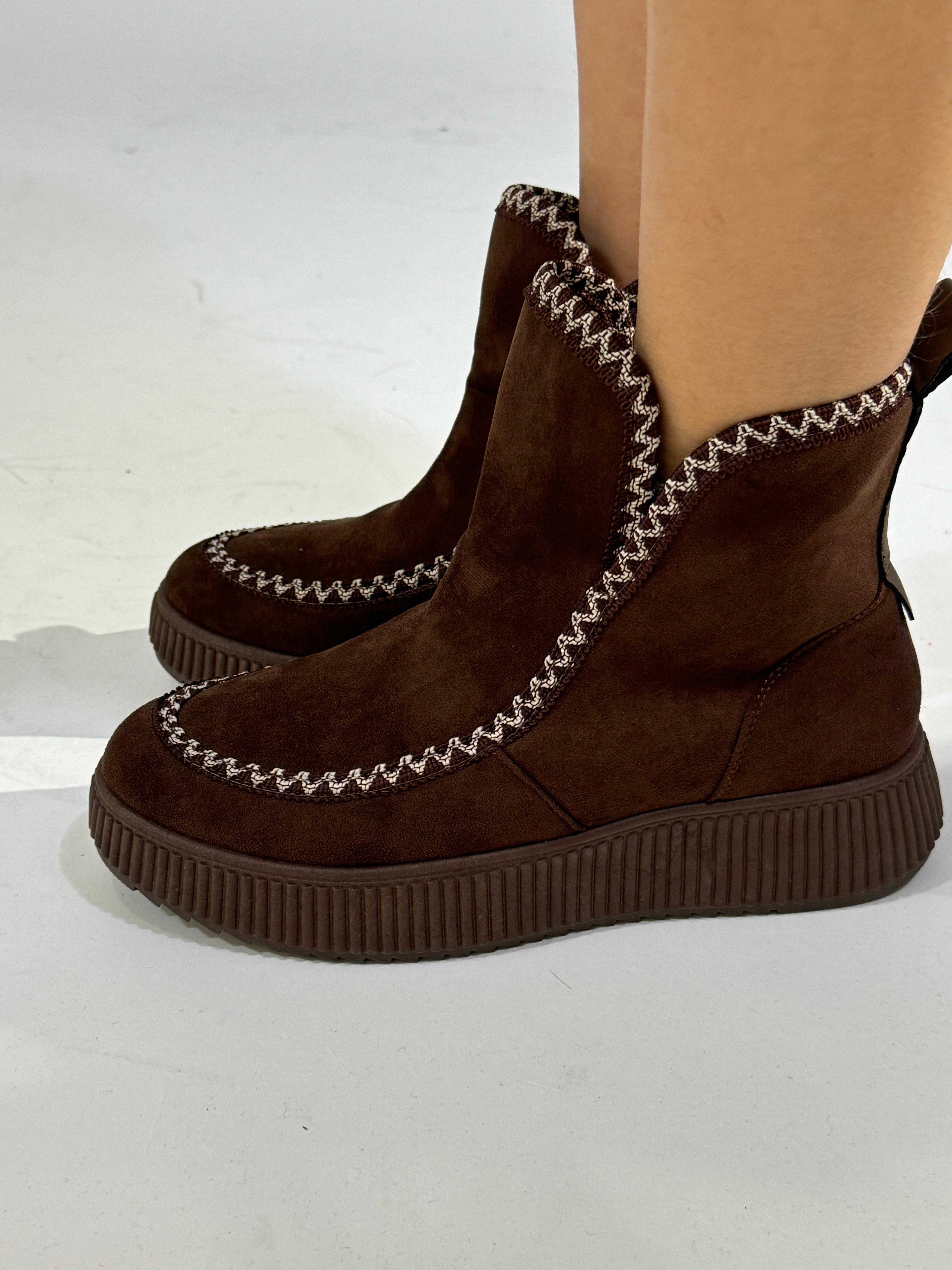 Scarponcini scamosciati Susy Mix con ricami e suola platform