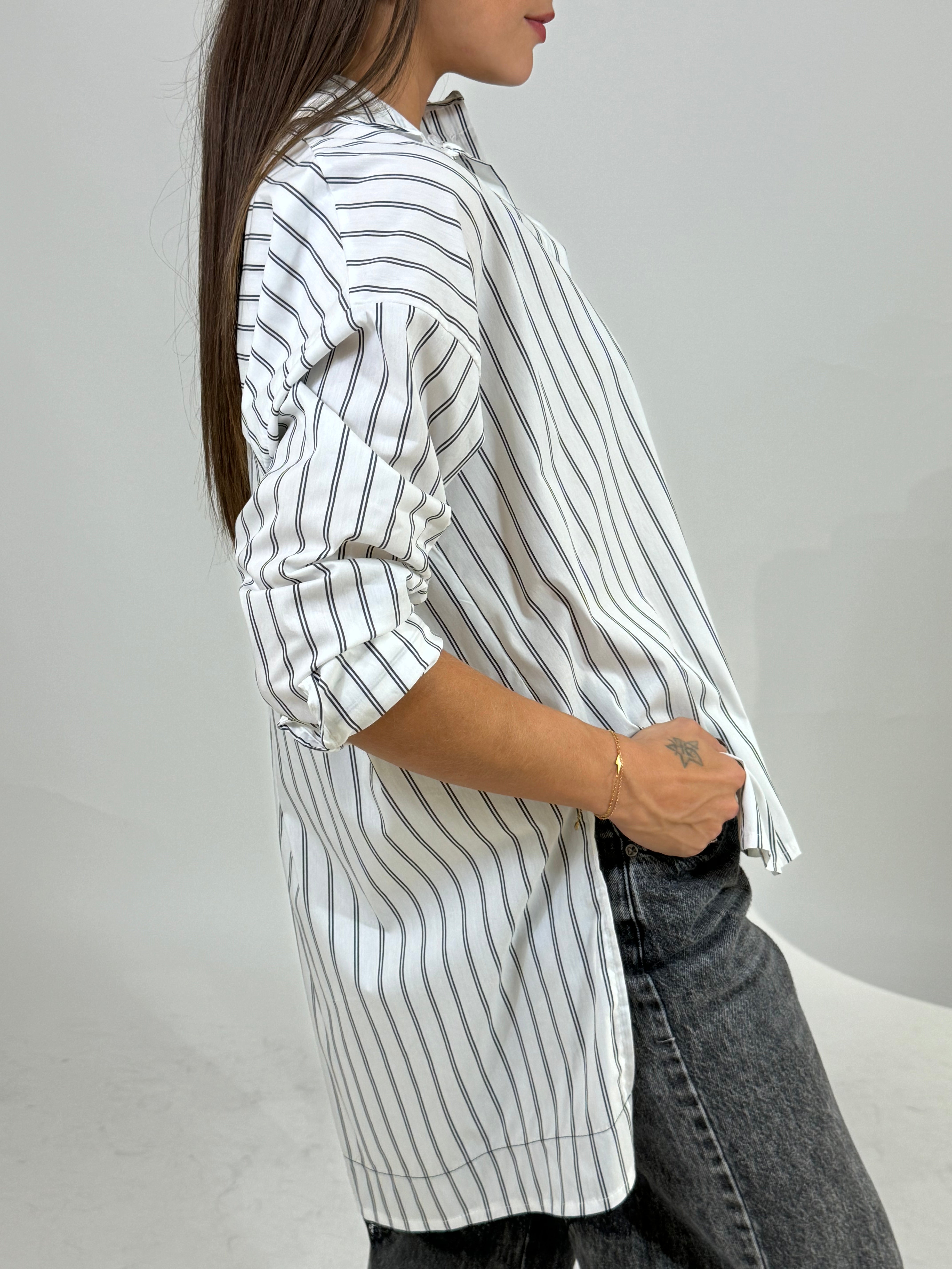 Camicia a righe OVERSIZE Susy Mix con bottone gioiello e bordo in pizzo