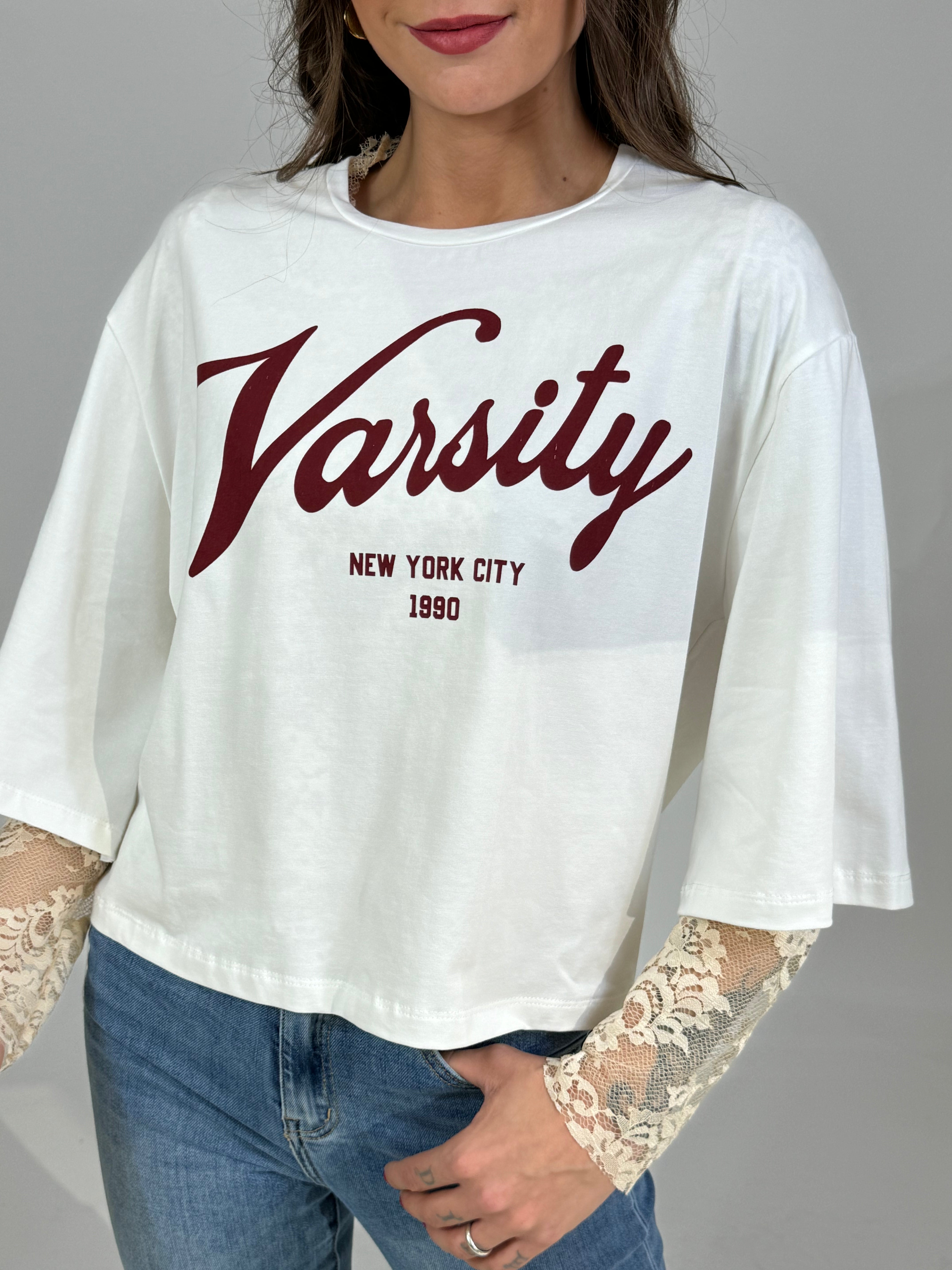 T-shirt over Susy Mix con scritta VARSITY e maglia in pizzo