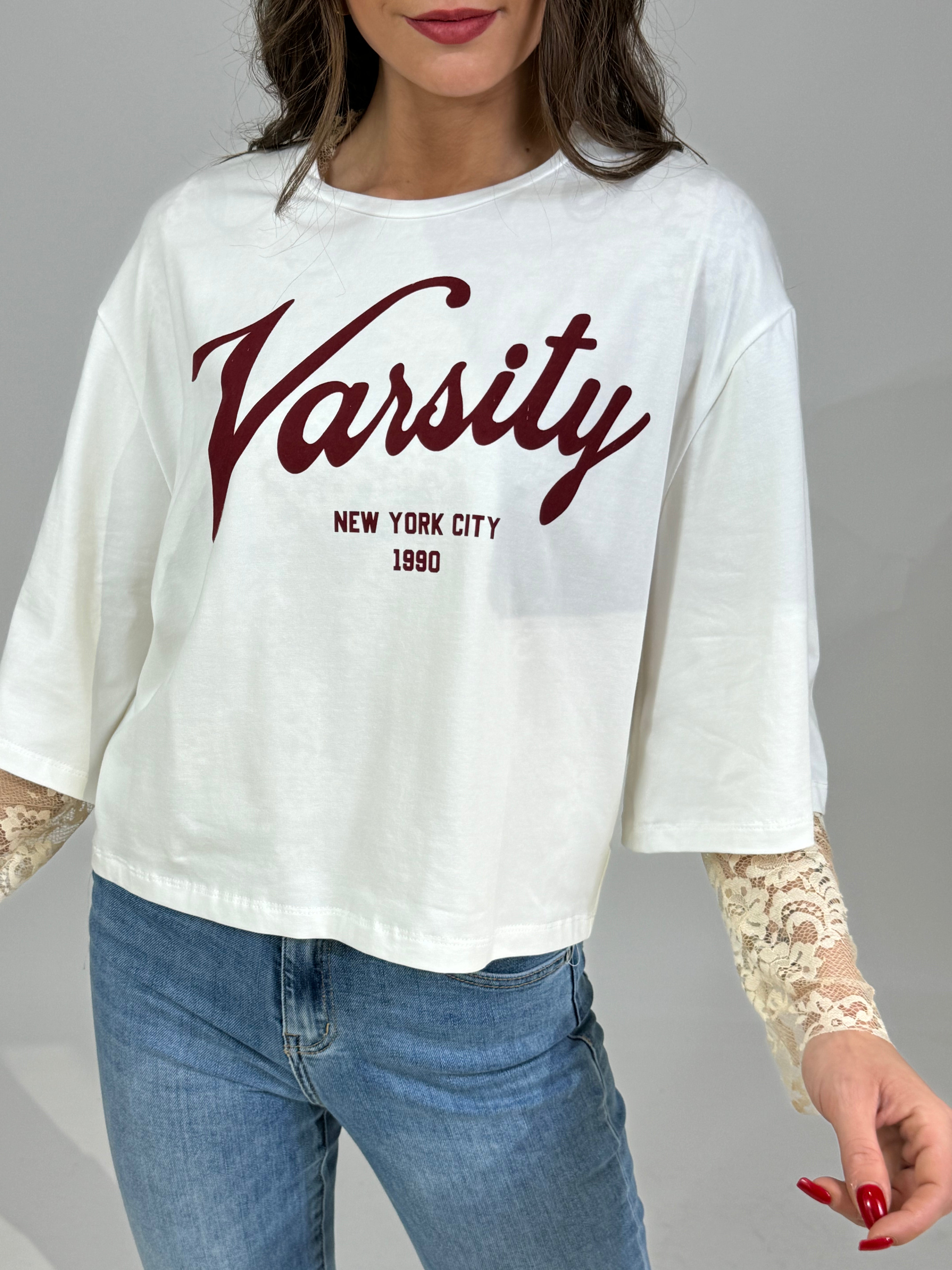 T-shirt over Susy Mix con scritta VARSITY e maglia in pizzo