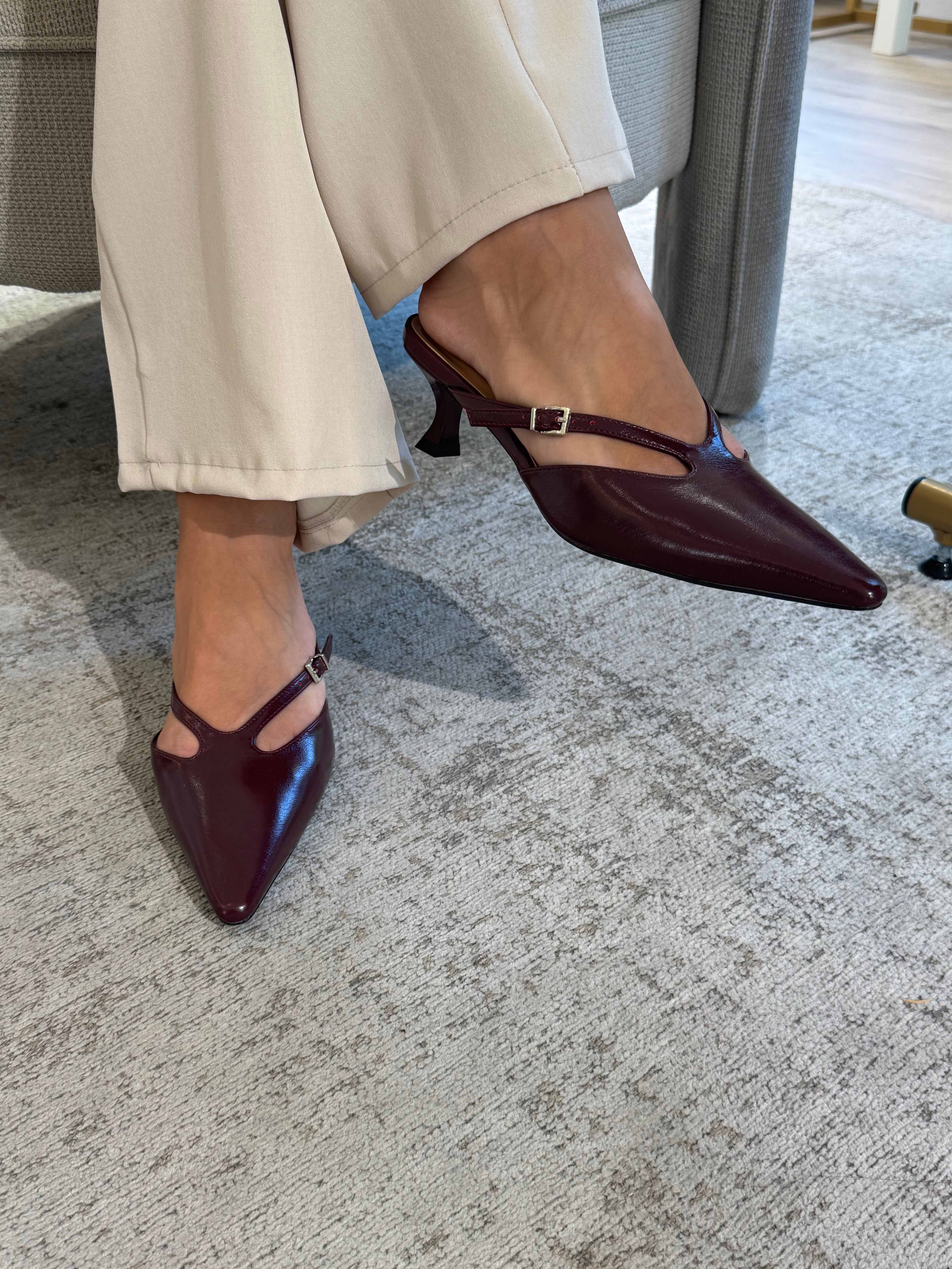 Scarpa sabot in ecopelle con tacco basso