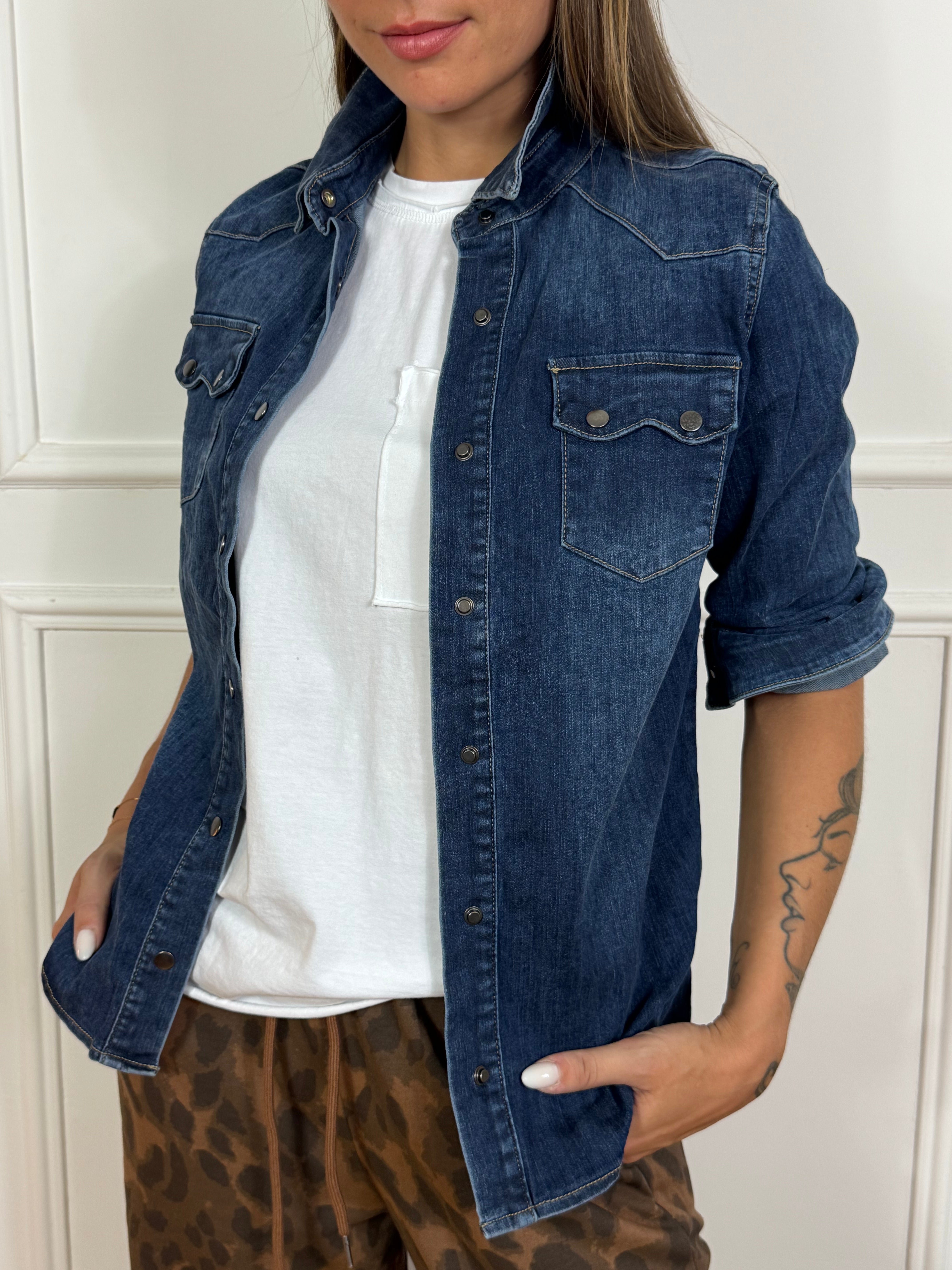 Camicia di jeans elasticizzato Victoria ILMH con taschini DENIM SCURO