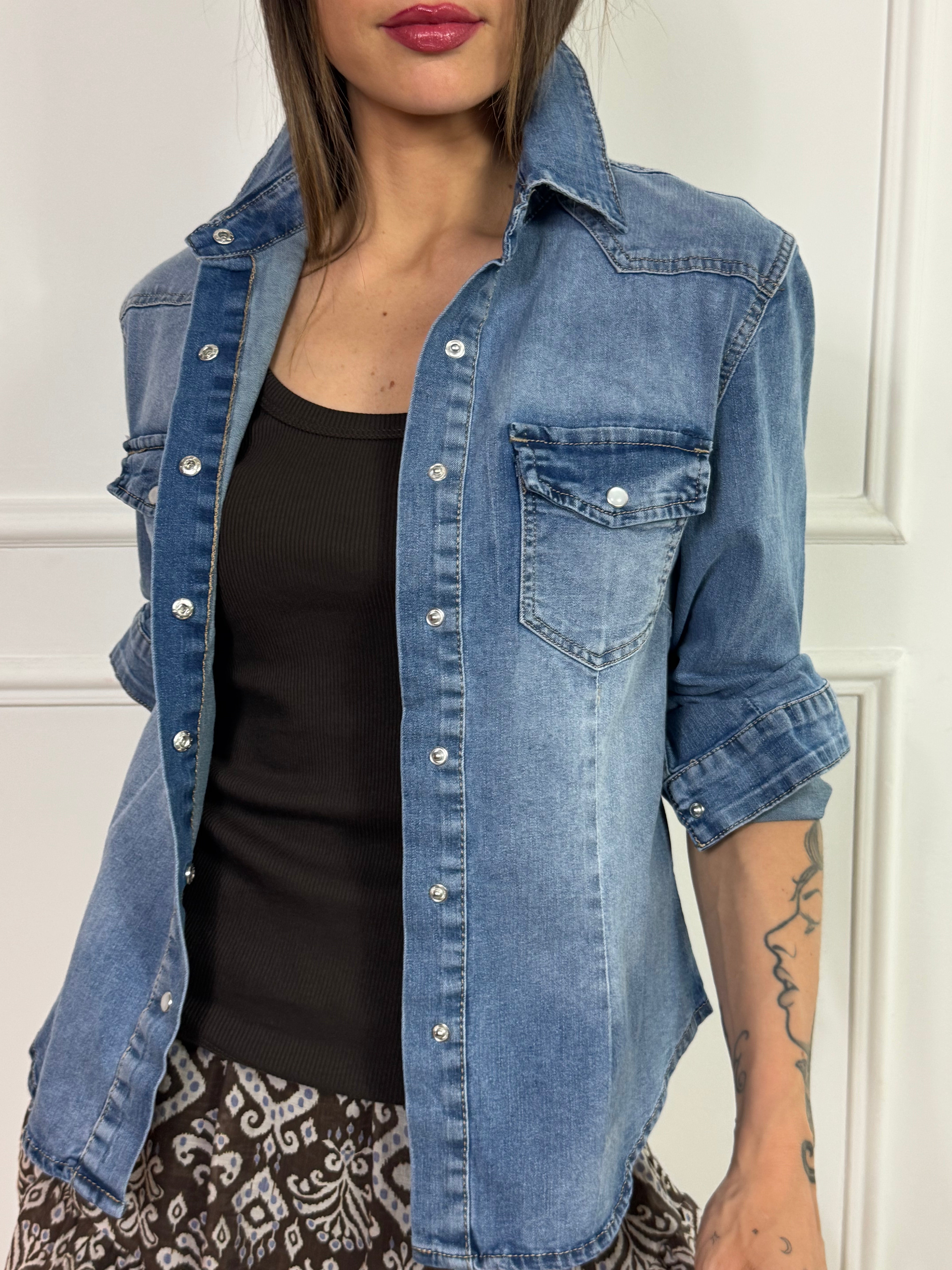 Camicia di jeans chambray elasticizzato Susy Mix con taschini