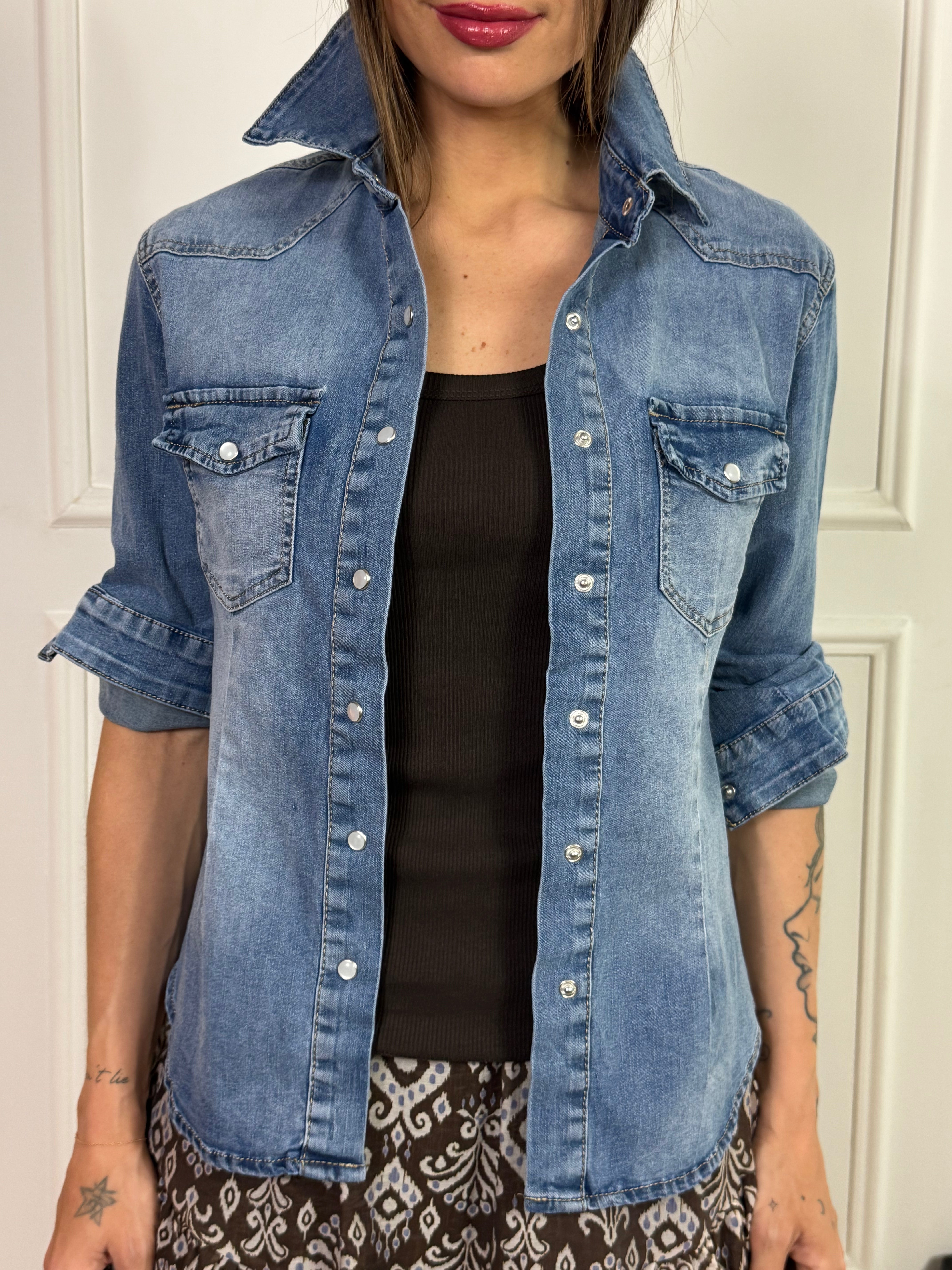Camicia di jeans chambray elasticizzato Susy Mix con taschini