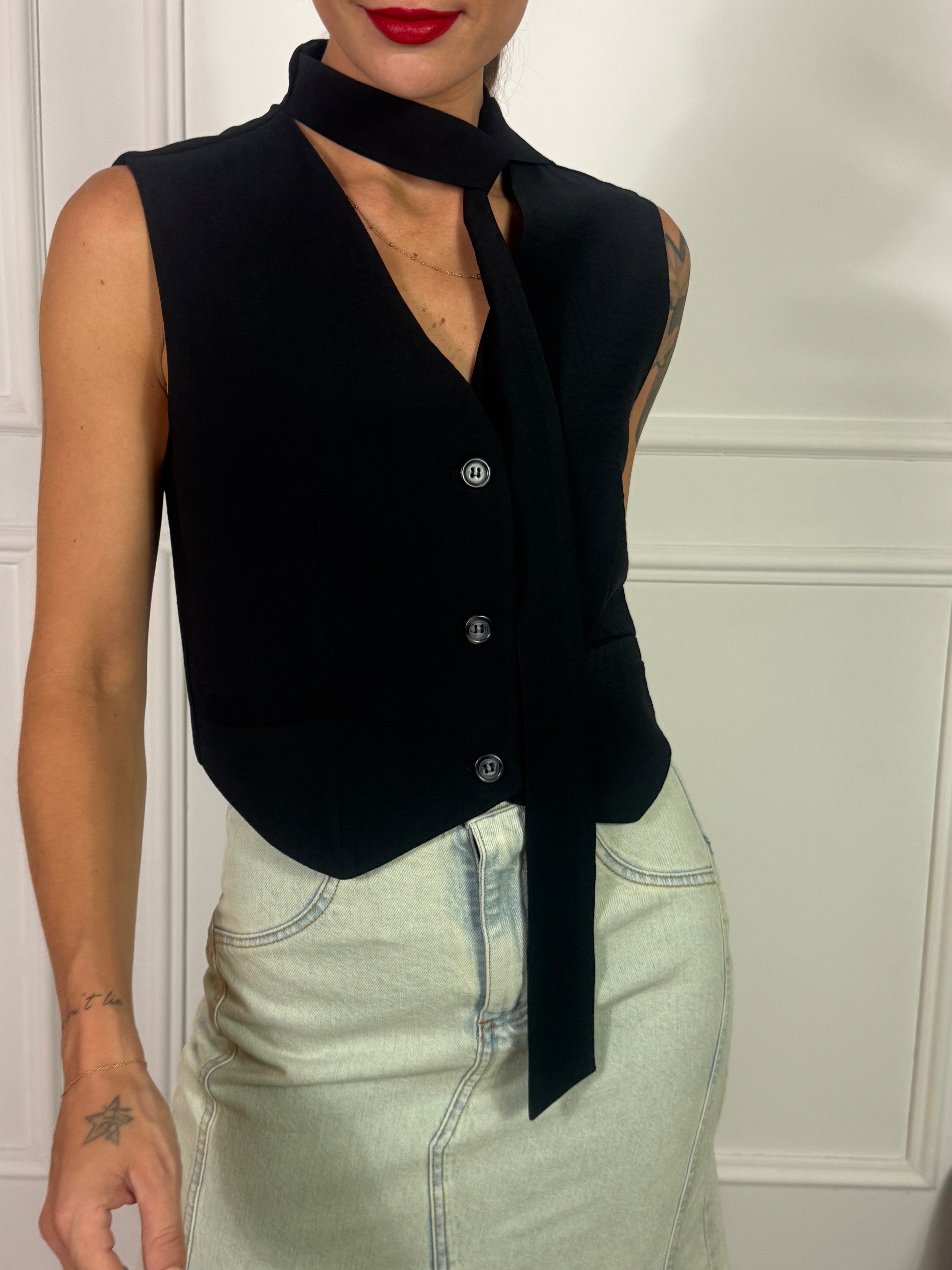 Gilet Susy Mix con bottoni e cravattino