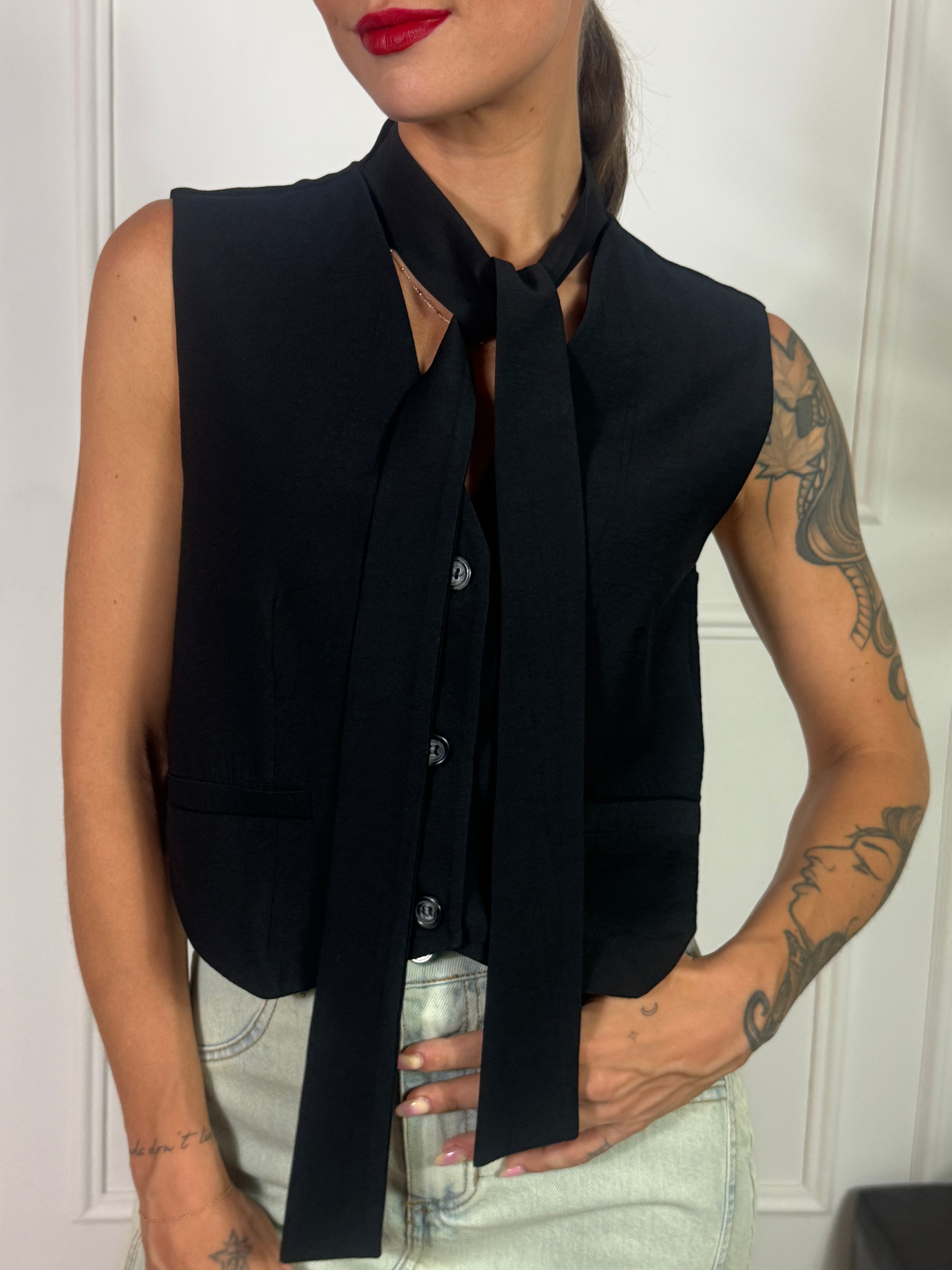 Gilet Susy Mix con bottoni e cravattino