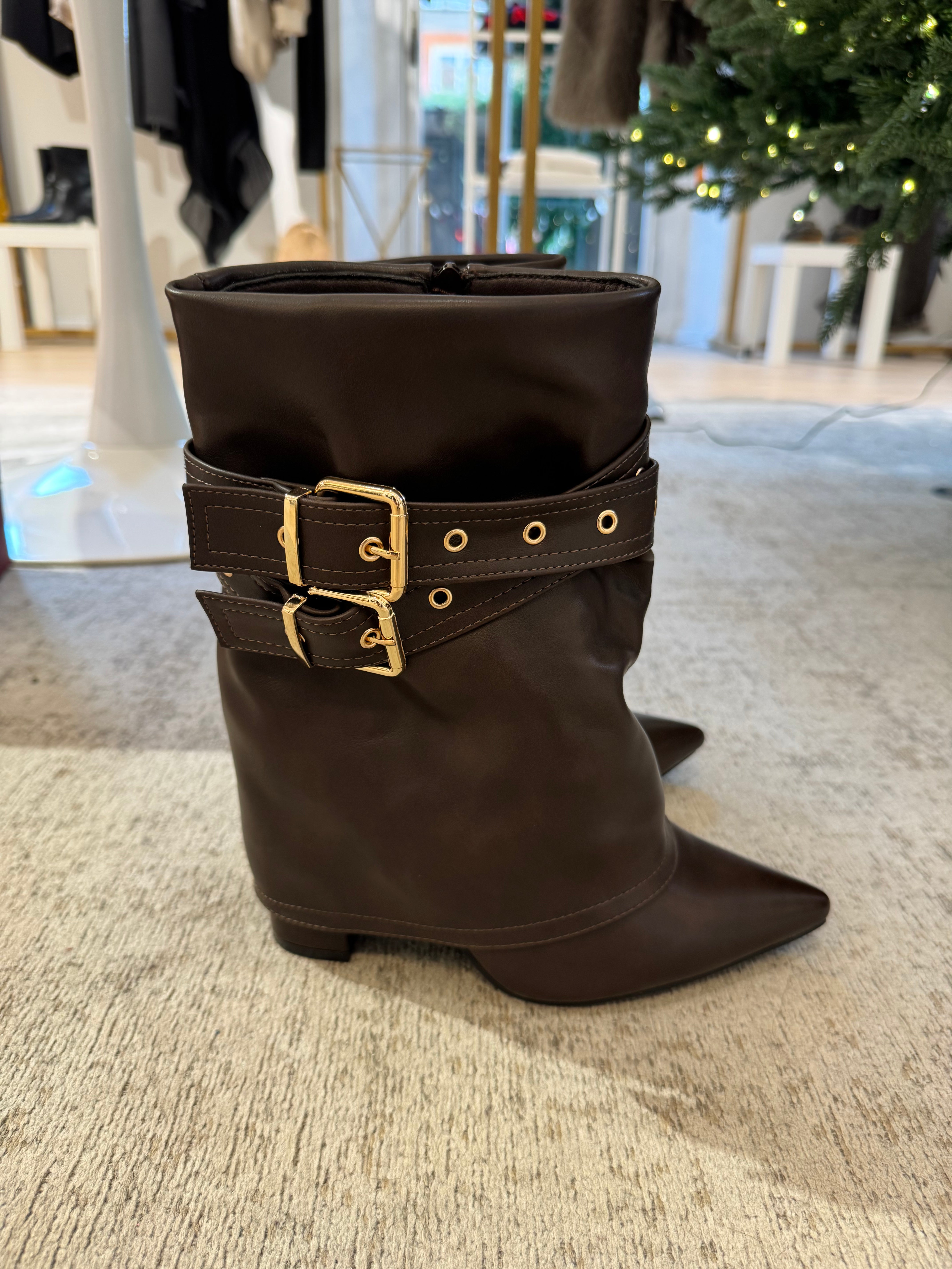 Stivaletto con tacco in ecopelle Kontatto fibbie e coprigambale