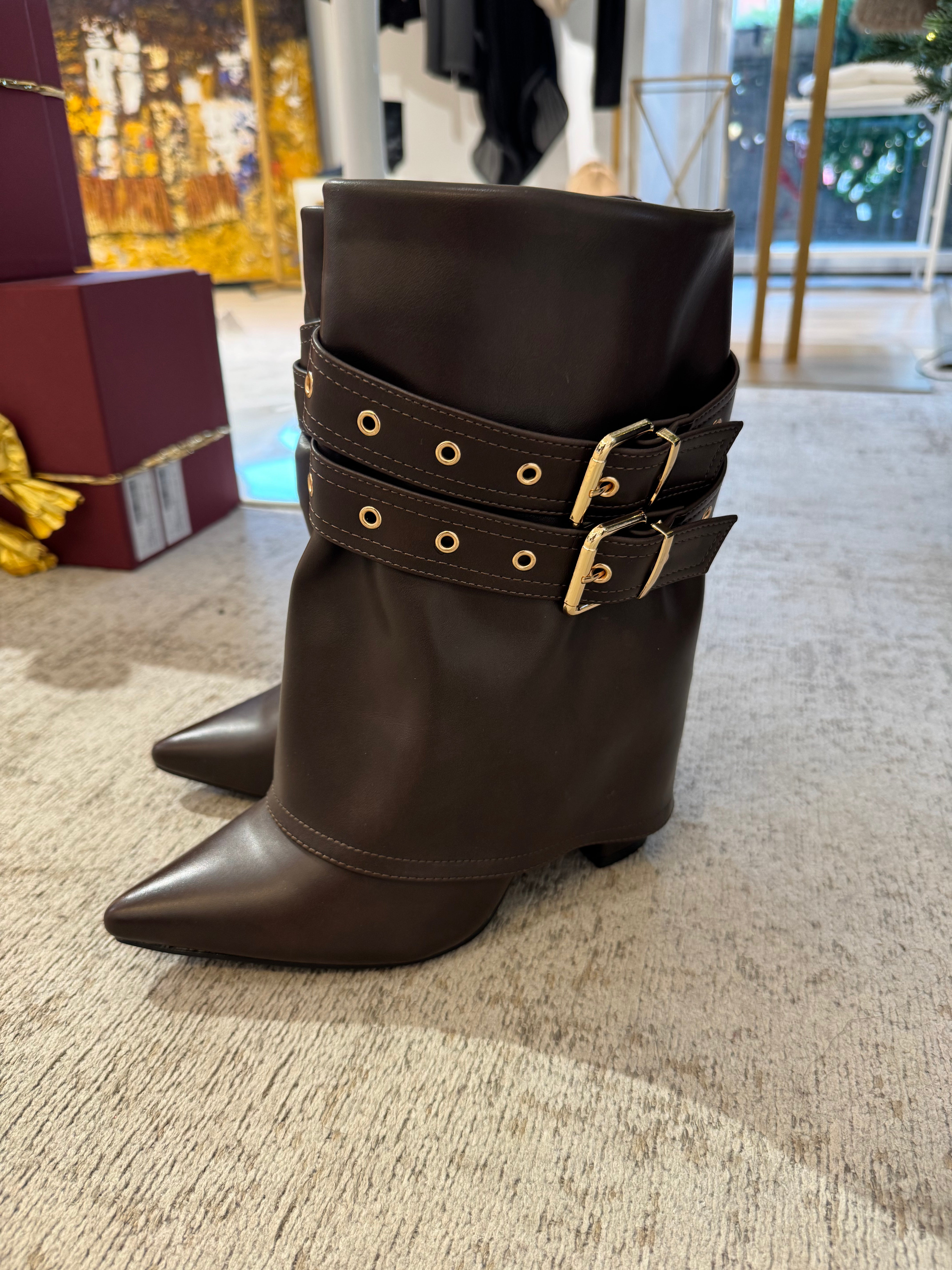 Stivaletto con tacco in ecopelle Kontatto fibbie e coprigambale